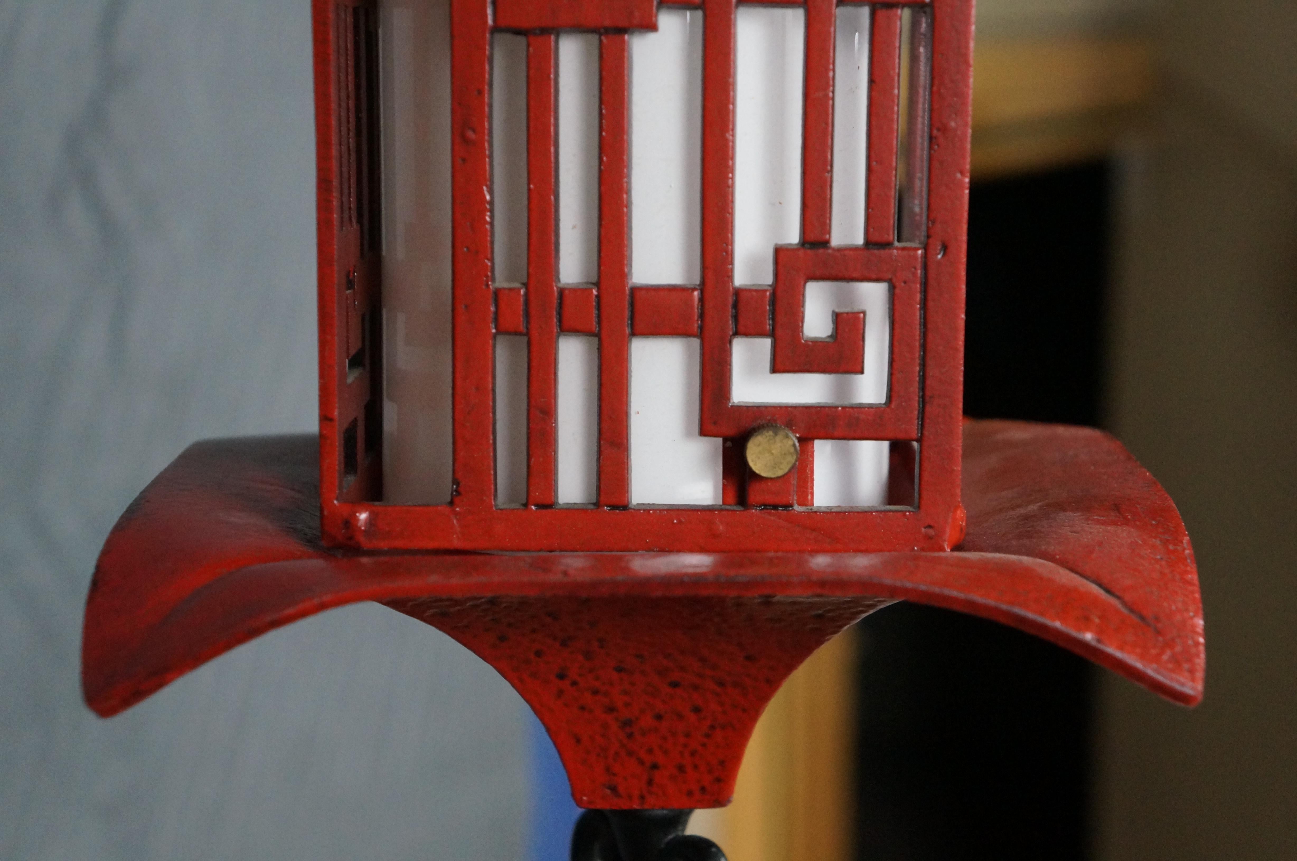 Metallo Lampada a sospensione a pagoda cinese in metallo rosso Chinoiserie degli anni '60 in vendita