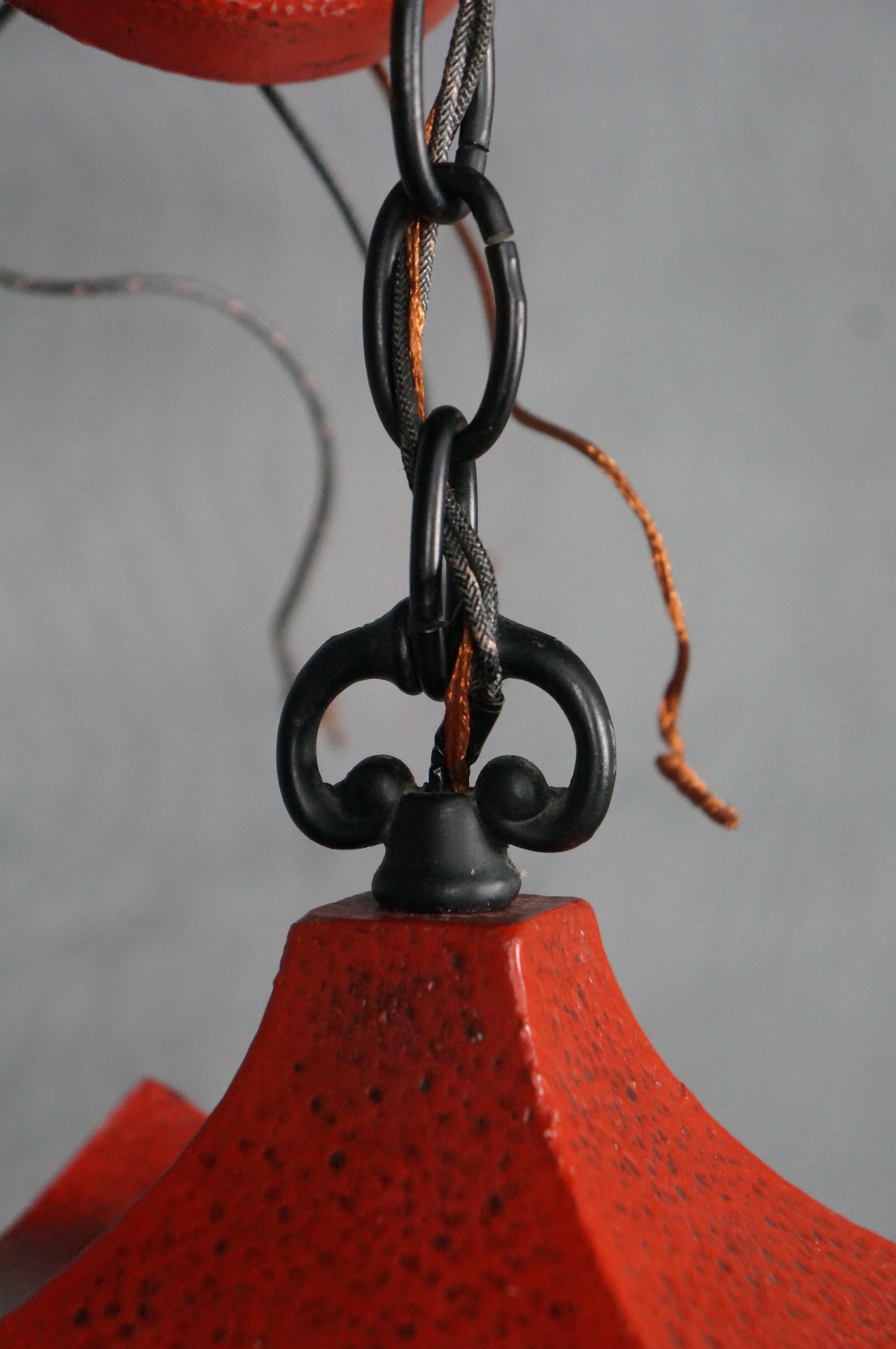 Lampada a sospensione a pagoda cinese in metallo rosso Chinoiserie degli anni '60 in vendita 2