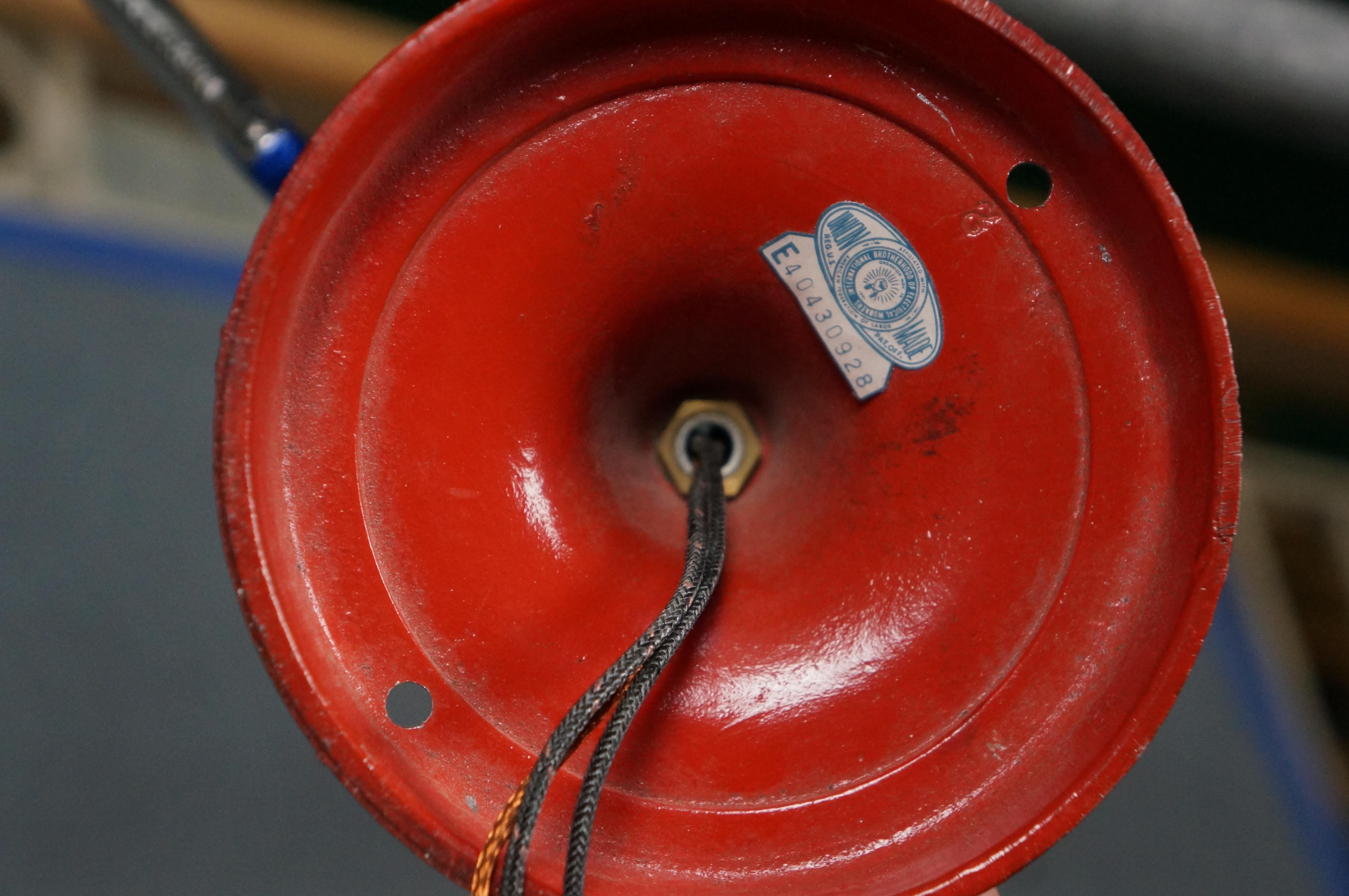 Lampada a sospensione a pagoda cinese in metallo rosso Chinoiserie degli anni '60 in vendita 3