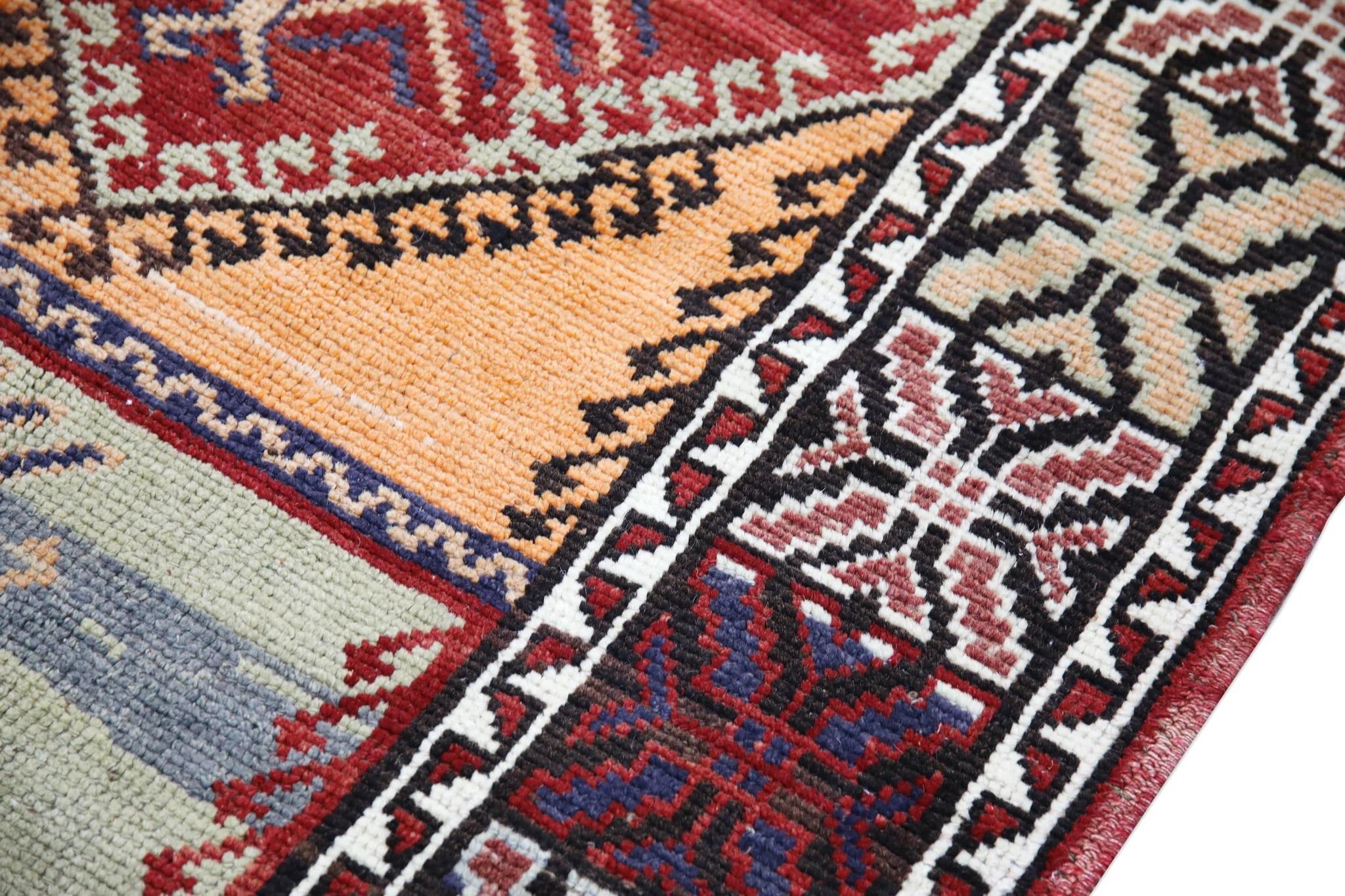 Teinture végétale Tapis de couloir turc Oushak multicolore rouge des années 1960 5'7