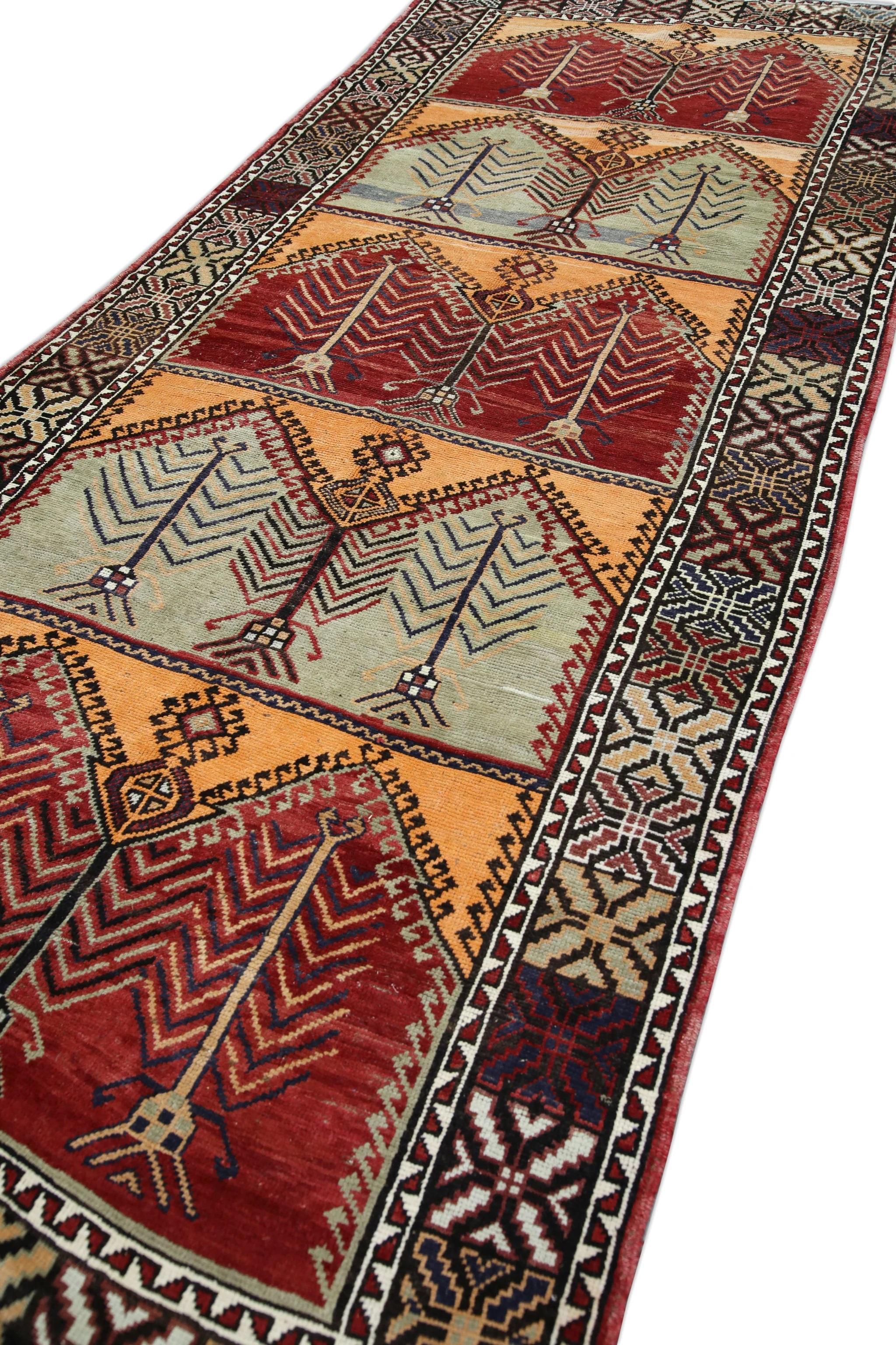 Milieu du XXe siècle Tapis de couloir turc Oushak multicolore rouge des années 1960 5'7