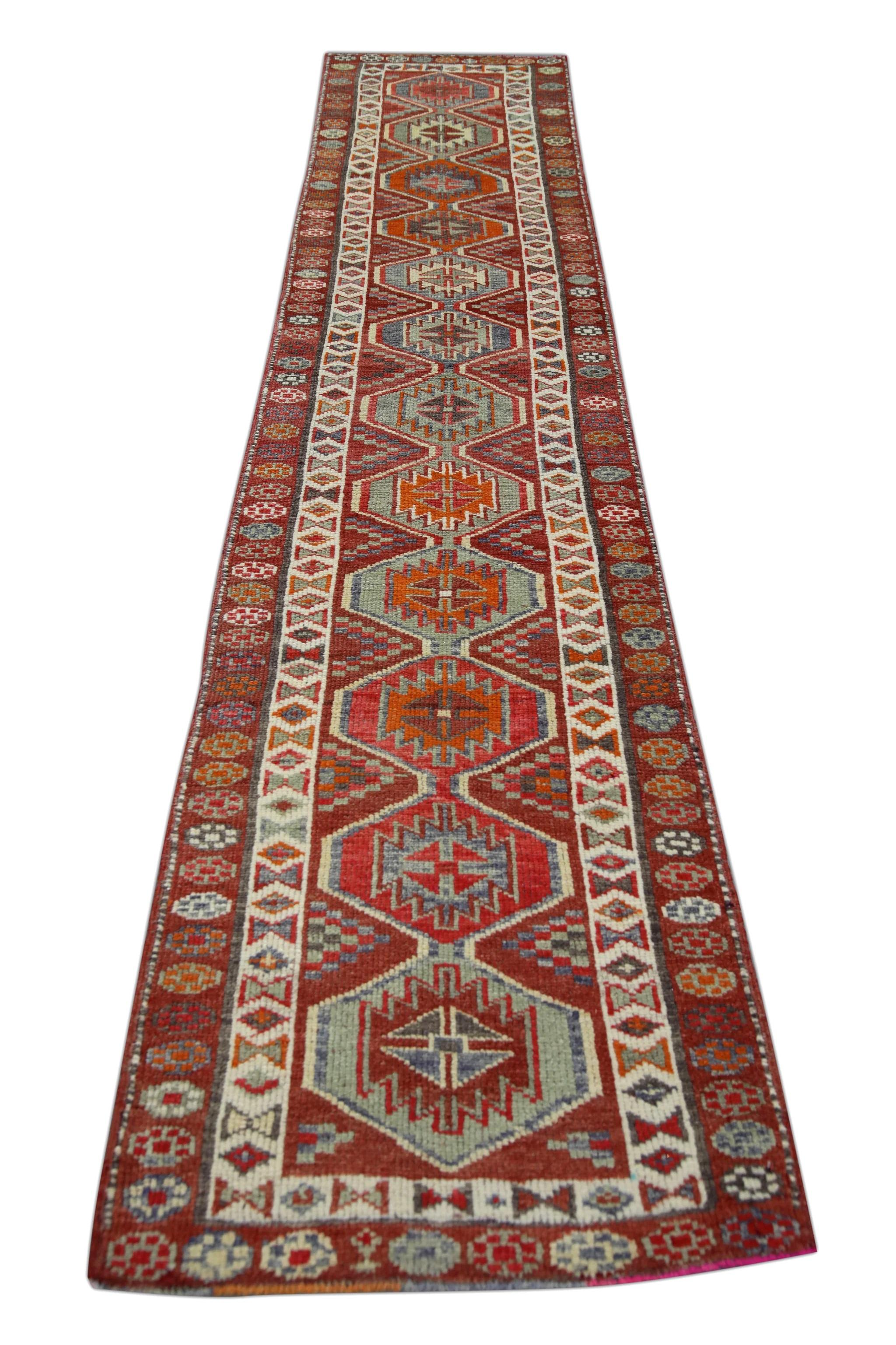 Teinture végétale Tapis de couloir turc multicolore rouge des années 1960, 2'9