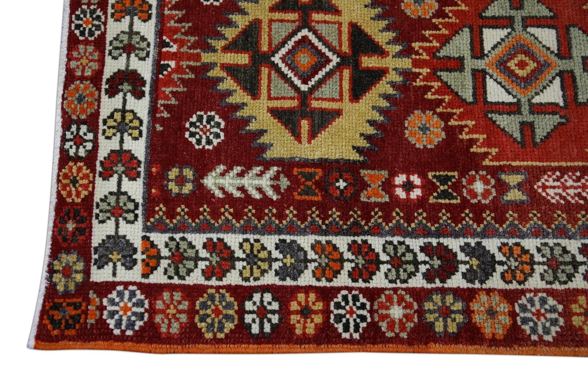 Tribal Tapis de couloir turc vintage multicolore rouge des années 1960, 3'2