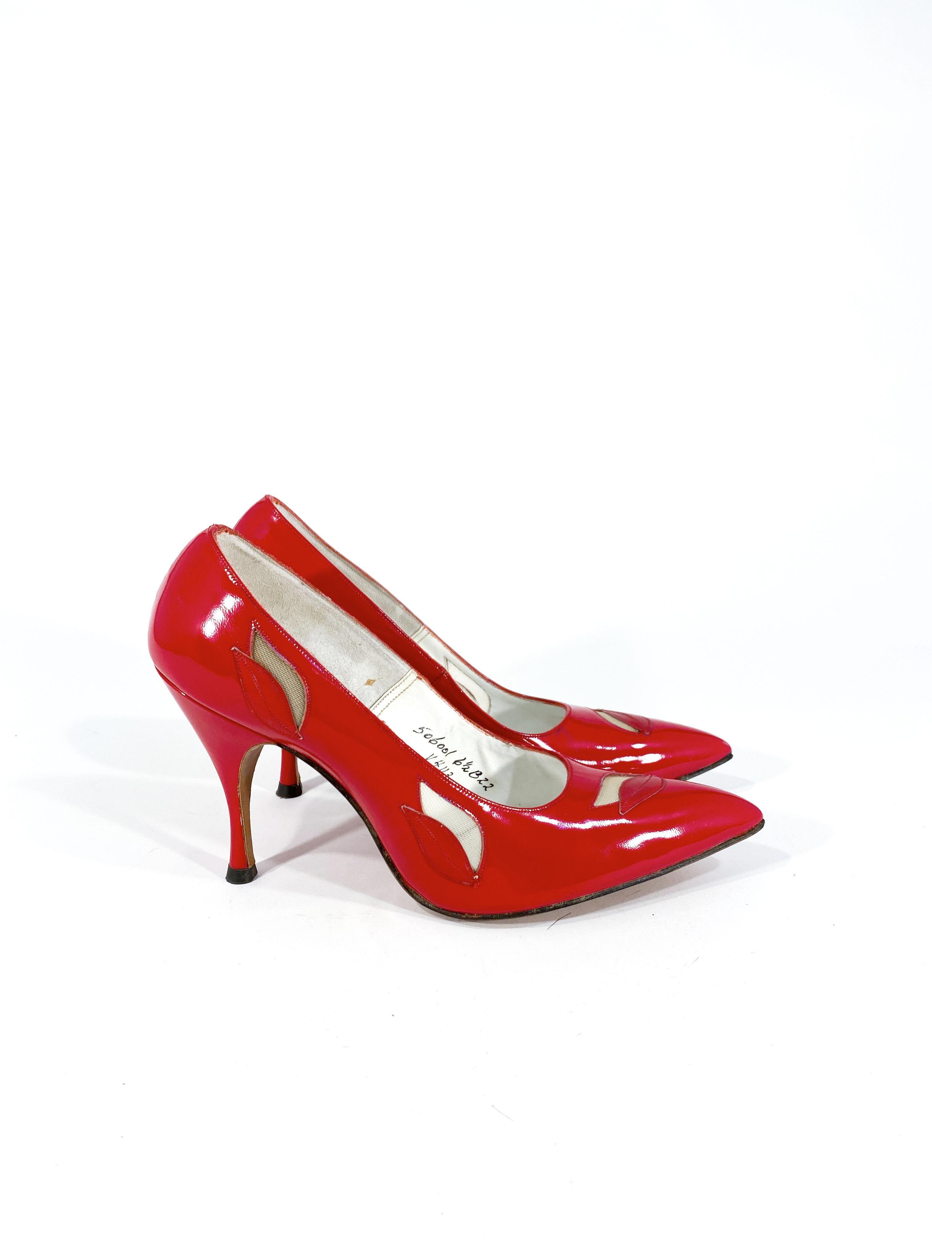 1960er Jahre Rote Lackleder Stiletto Heels für Damen oder Herren im Angebot