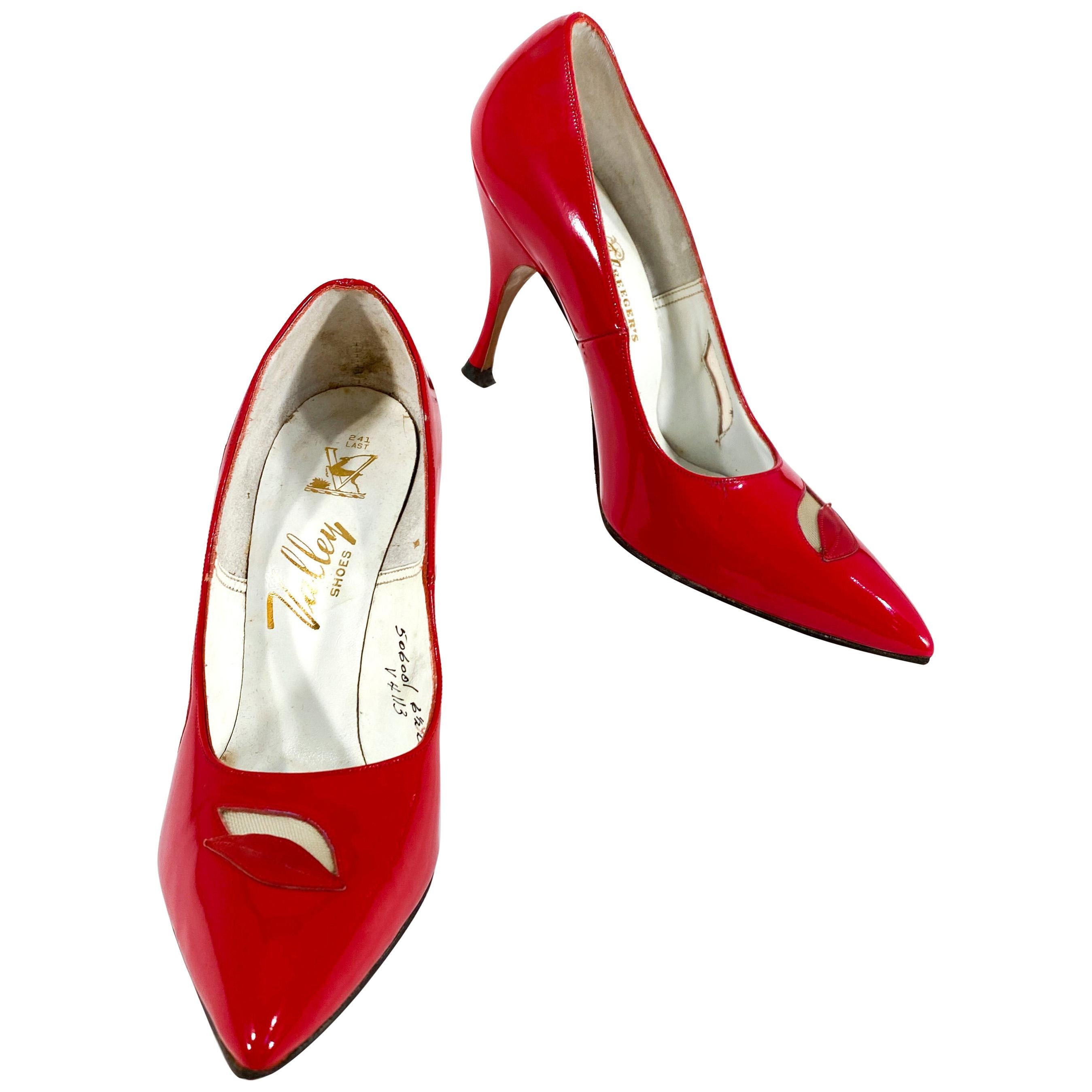 1960er Jahre Rote Lackleder Stiletto Heels im Angebot