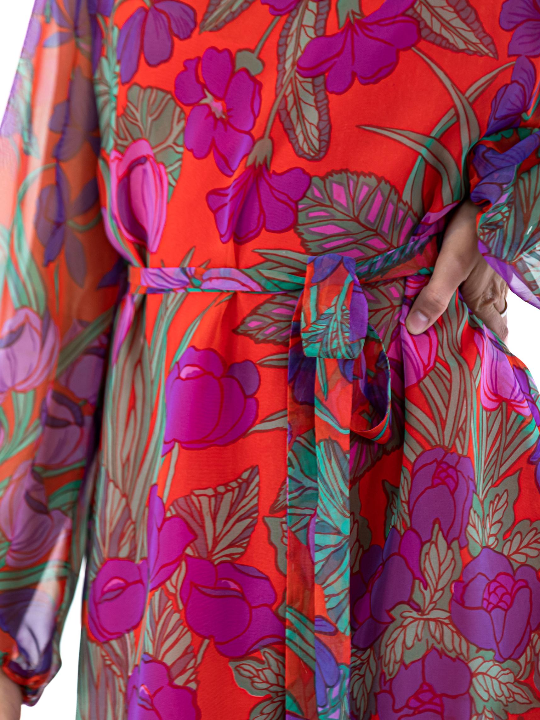 Rotes Polyester-Chiffon-Kleid mit lila Blumendruck und Schärpe aus den 1960er Jahren im Angebot 2