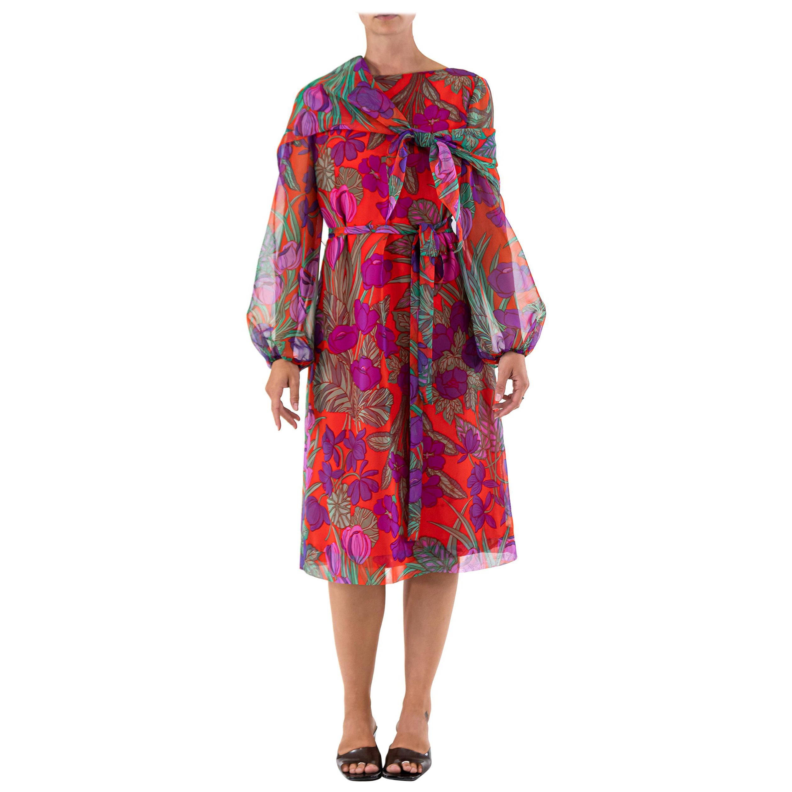 Rotes Polyester-Chiffon-Kleid mit lila Blumendruck und Schärpe aus den 1960er Jahren im Angebot