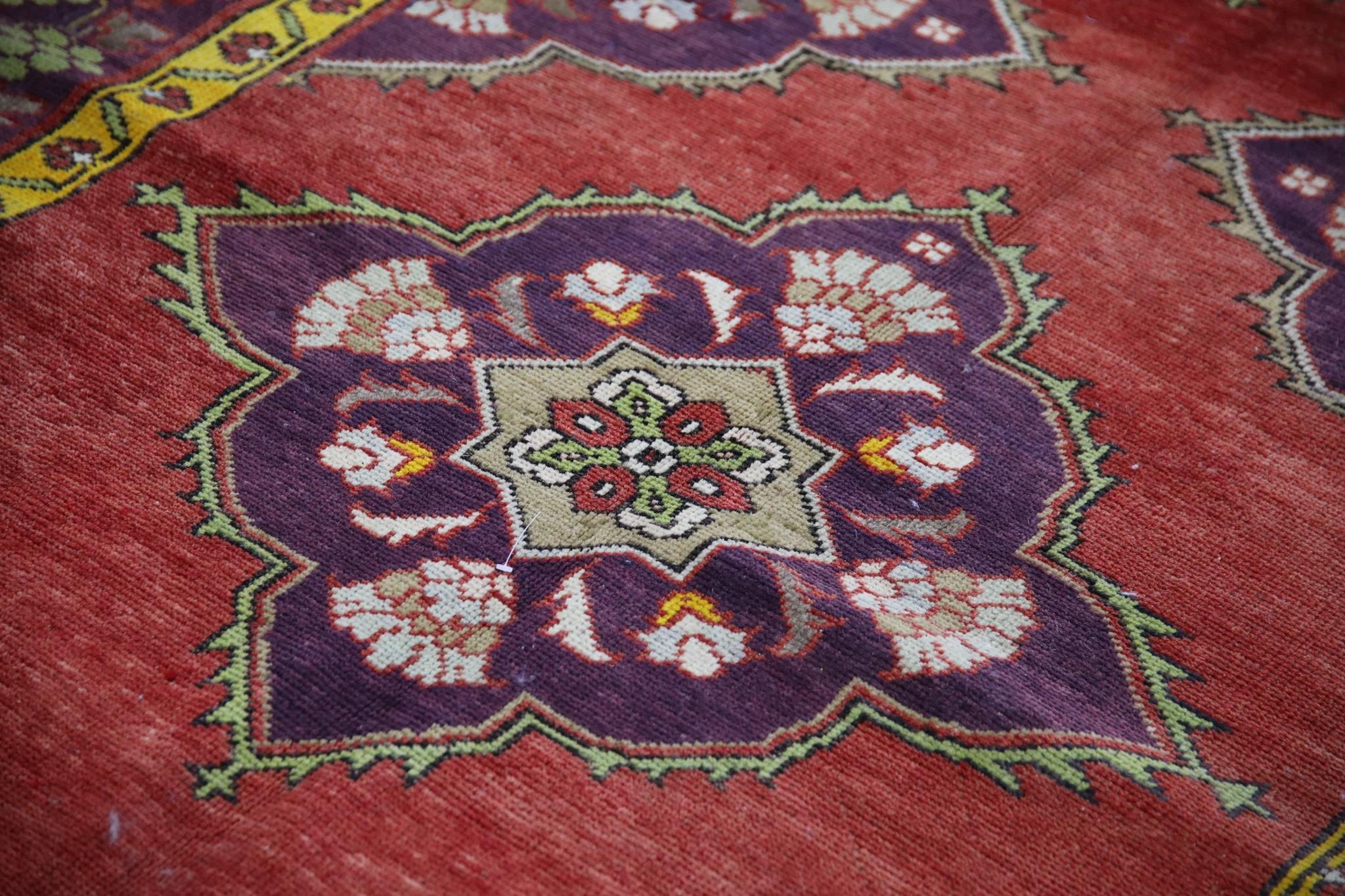 Alfombra Turca Vintage Rojo y Morado de los años 60 4'8
