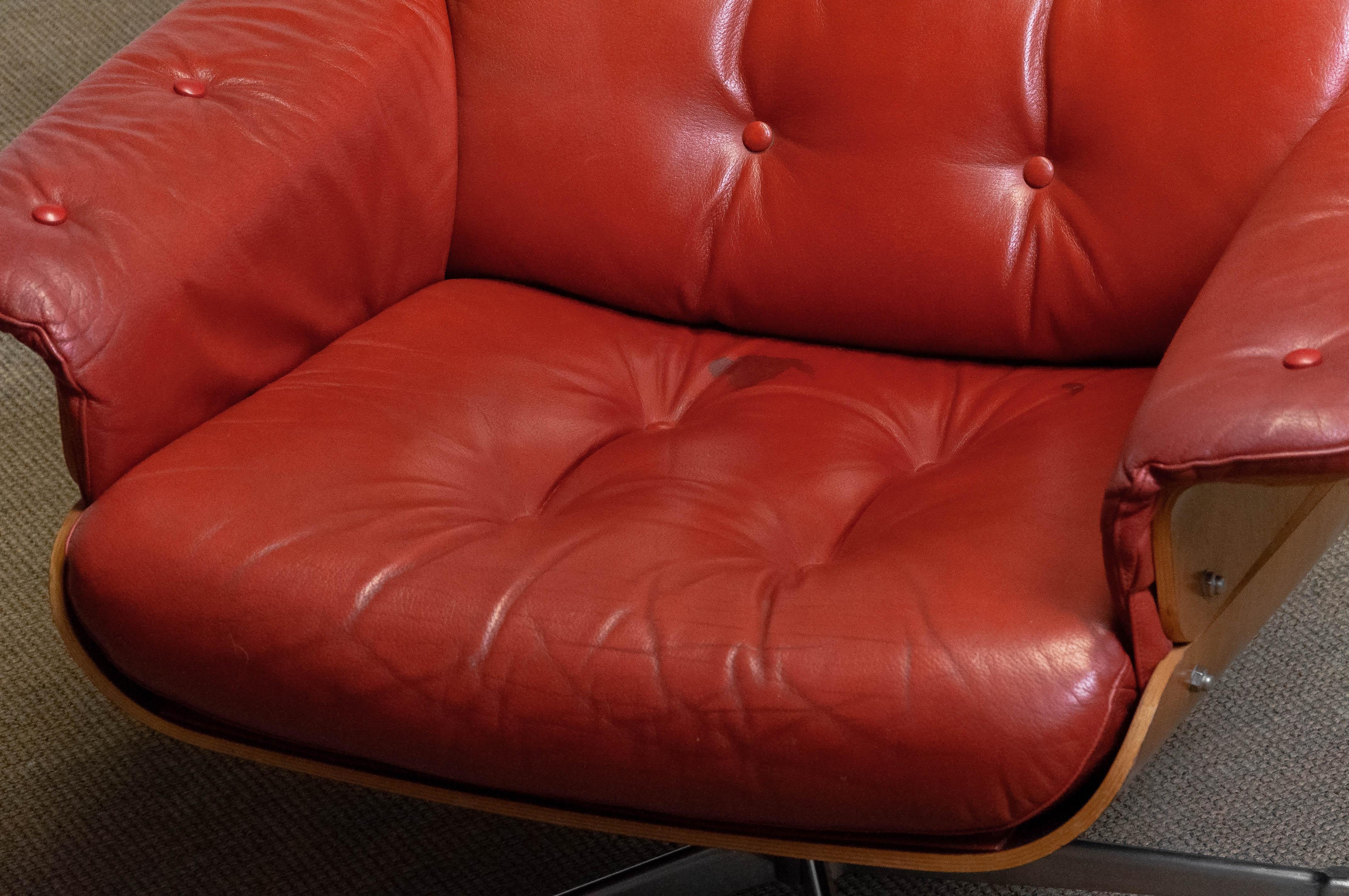 1960s Red Reclinable Swivel Chair by Martin Stoll Giroflex with Walnut Shells  For Sale 2