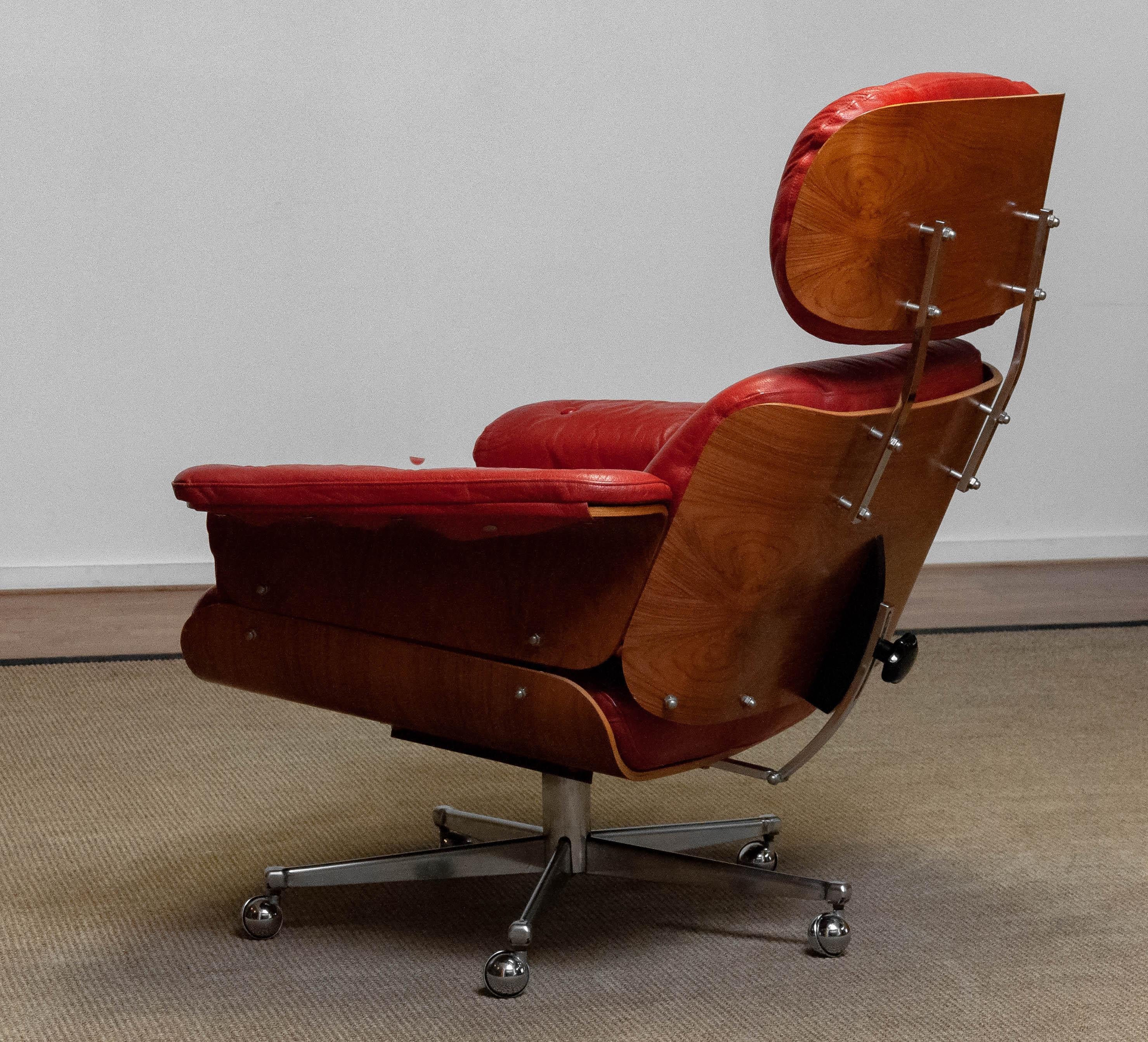 1960s Red Reclinable Swivel Chair by Martin Stoll Giroflex with Walnut Shells  In Good Condition For Sale In Silvolde, Gelderland