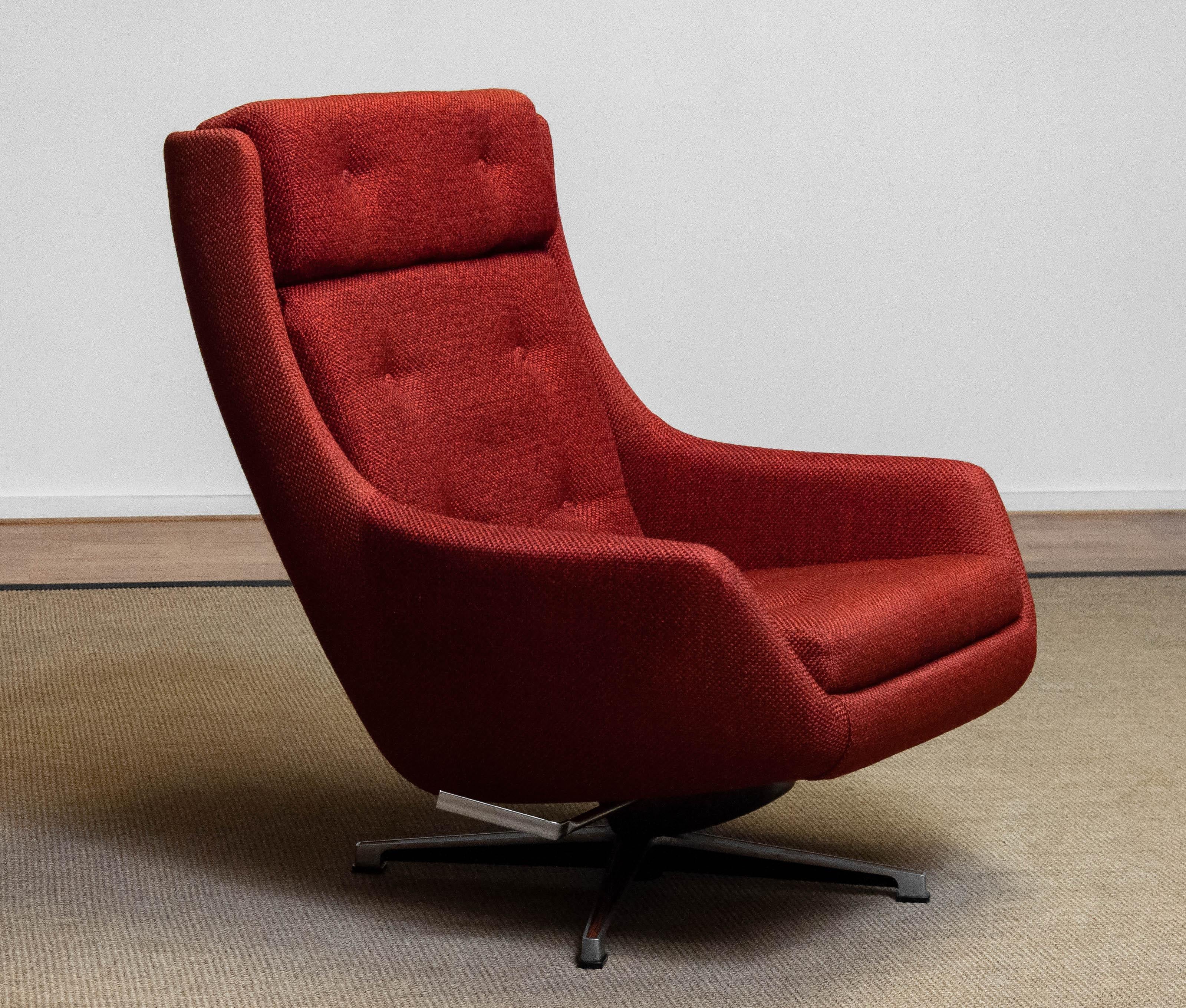 Very comfortable swivel chair combined with rocking option designed by Alf Svensson for Dux of Sweden from the 1960's.
This swivel chair in upholstered with the original red fabric which is still in good condition. The char sits and supports very