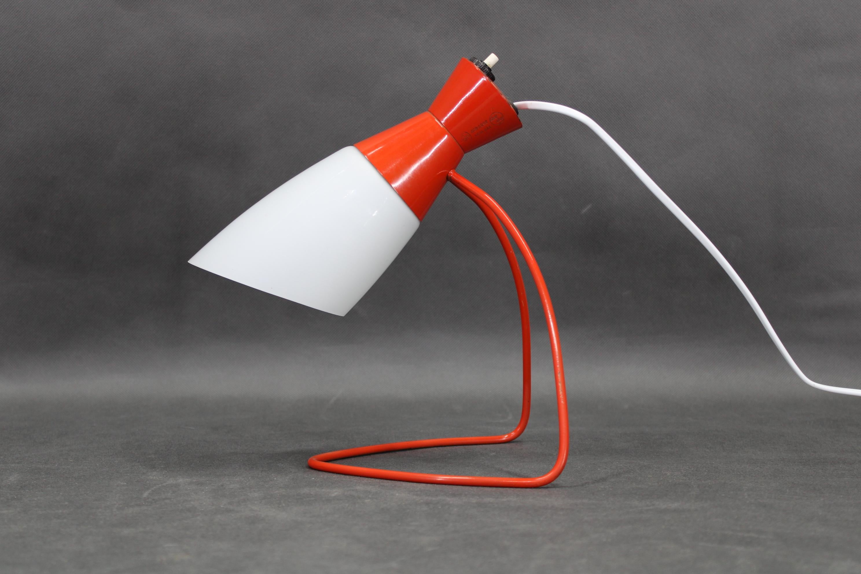 1960er Rote Tischlampe von Josef Hurka für Napako, Tschechoslowakei (Moderne der Mitte des Jahrhunderts) im Angebot