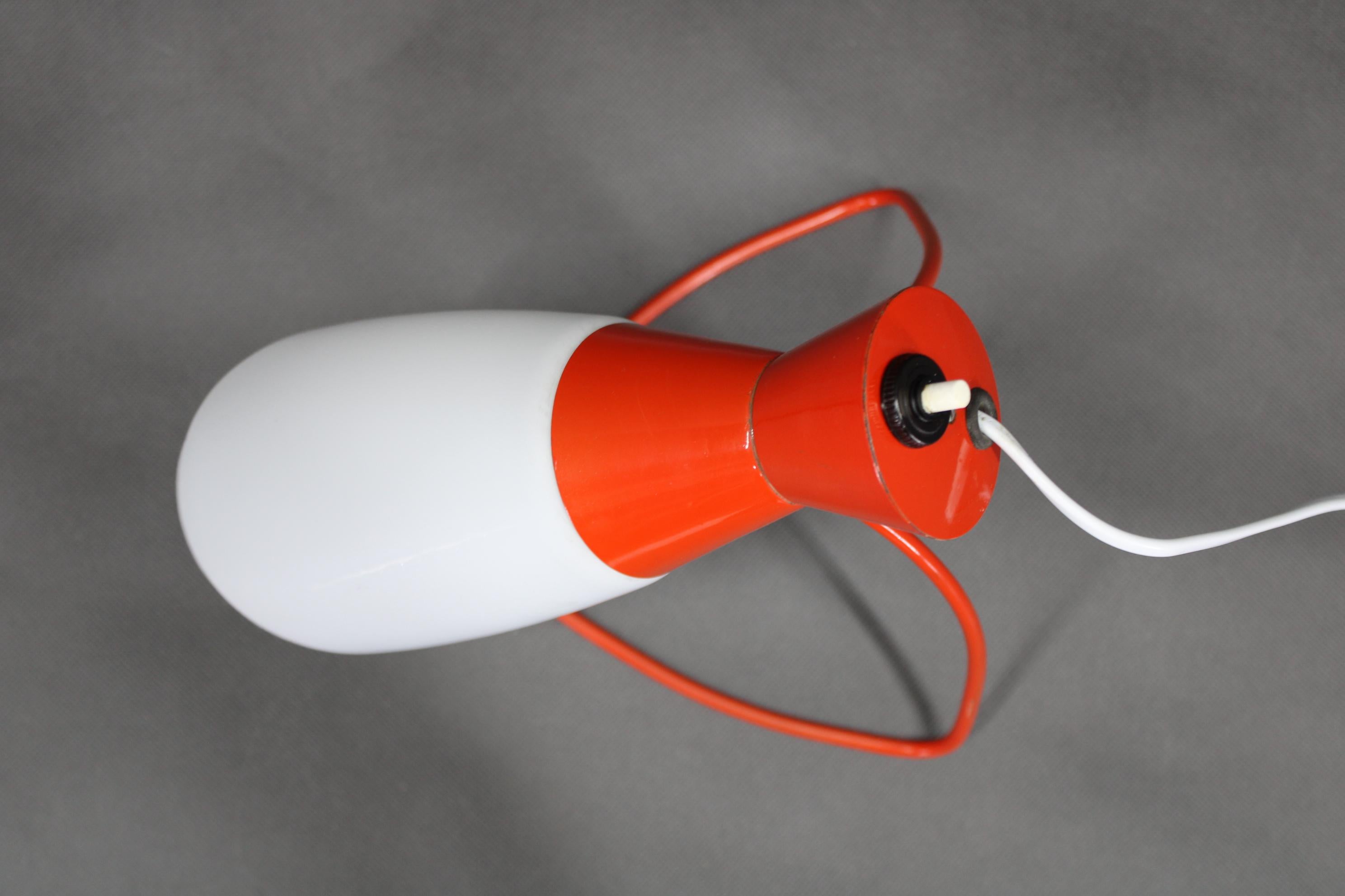 1960er Rote Tischlampe von Josef Hurka für Napako, Tschechoslowakei (Tschechisch) im Angebot