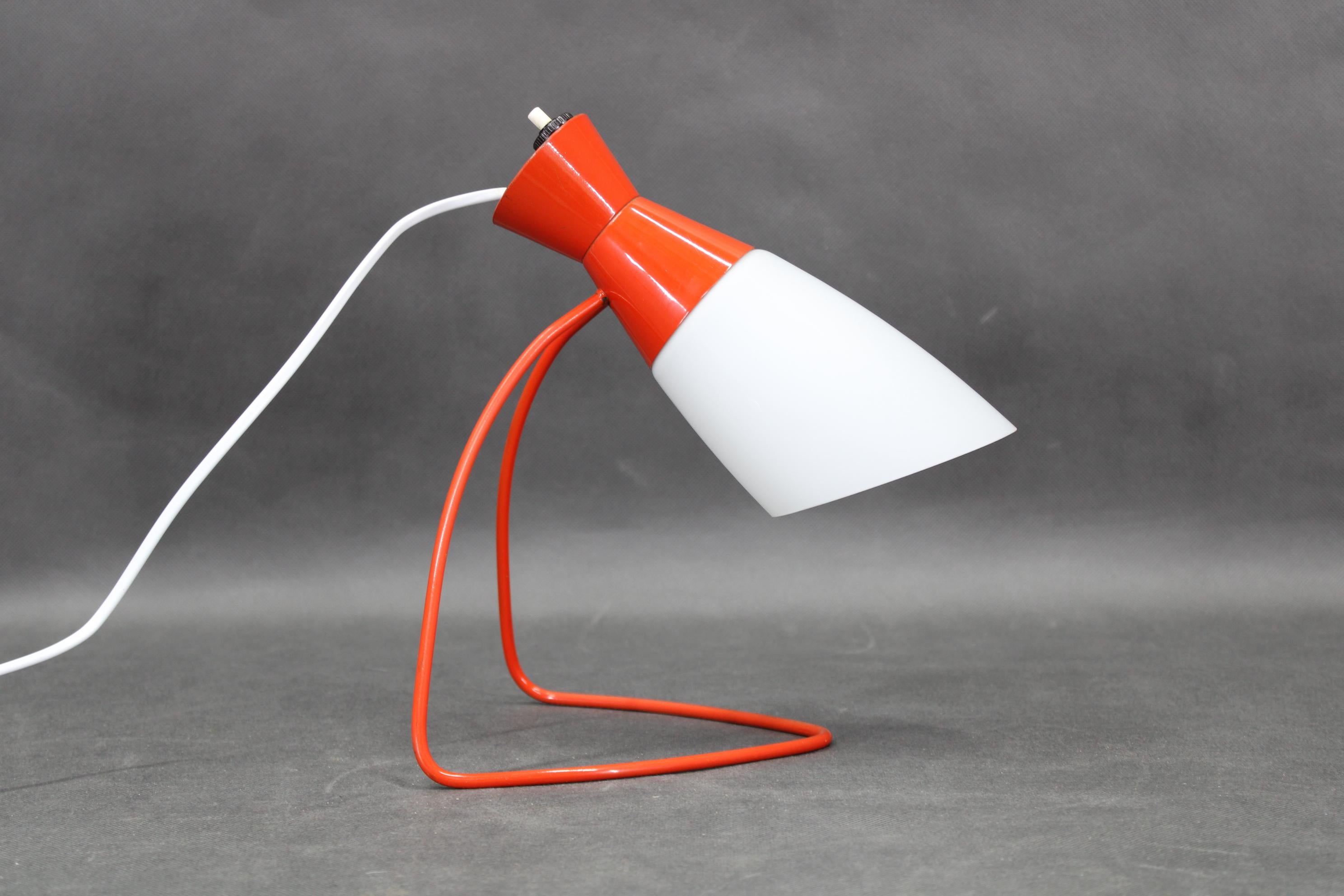 1960er Rote Tischlampe von Josef Hurka für Napako, Tschechoslowakei im Zustand „Gut“ im Angebot in Praha, CZ