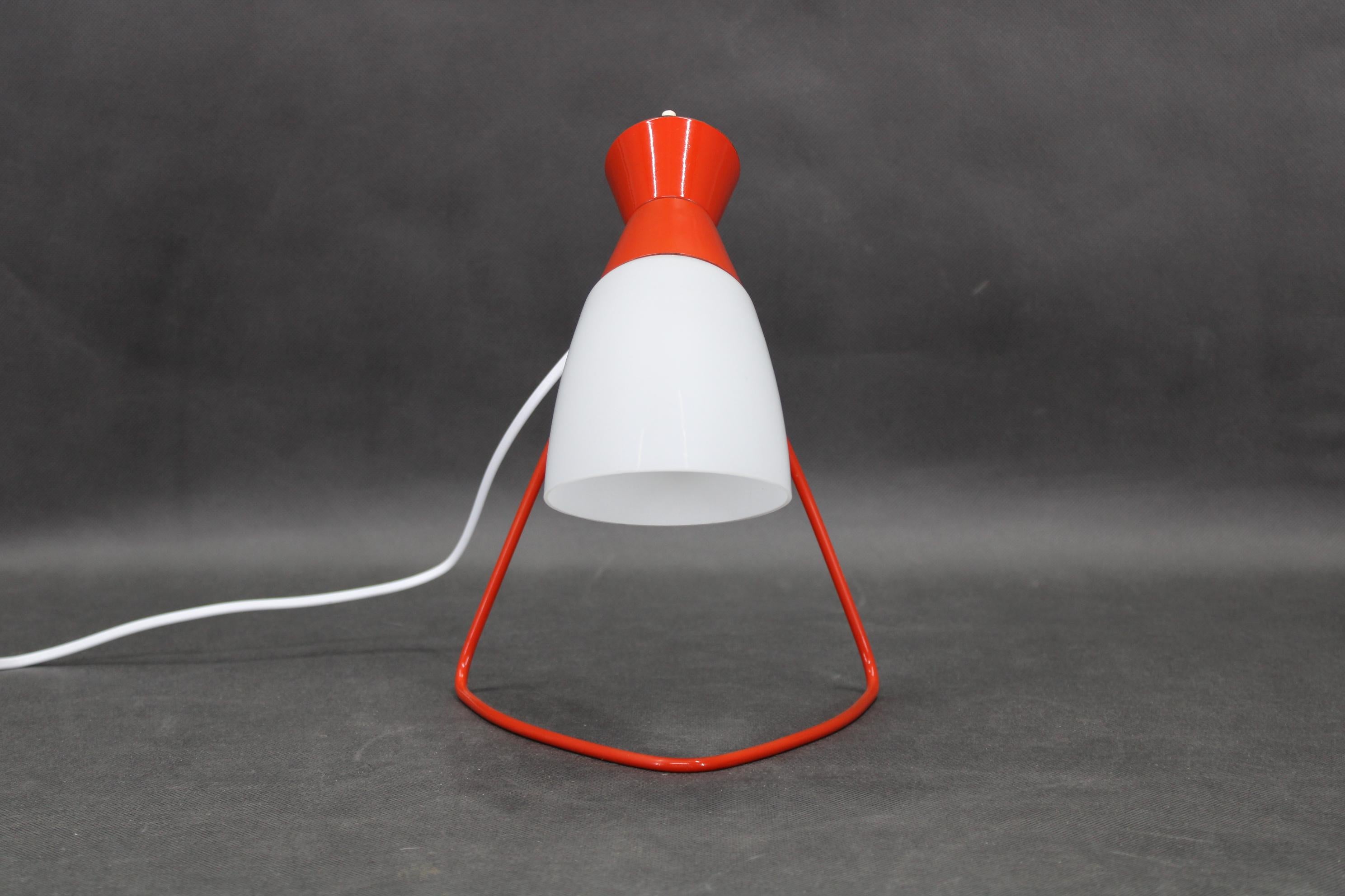 1960er Rote Tischlampe von Josef Hurka für Napako, Tschechoslowakei (Mitte des 20. Jahrhunderts) im Angebot
