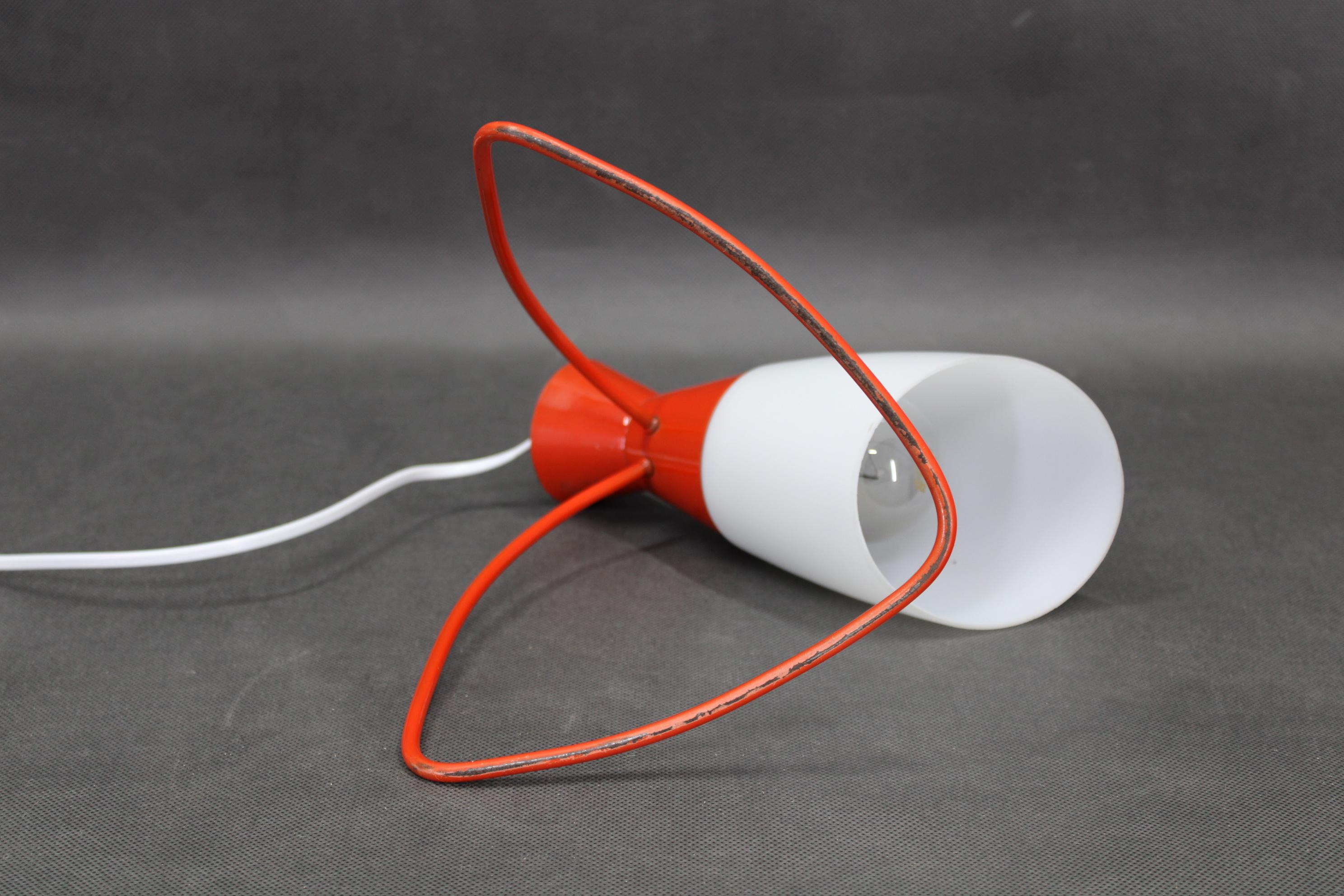 1960er Rote Tischlampe von Josef Hurka für Napako, Tschechoslowakei (Metall) im Angebot