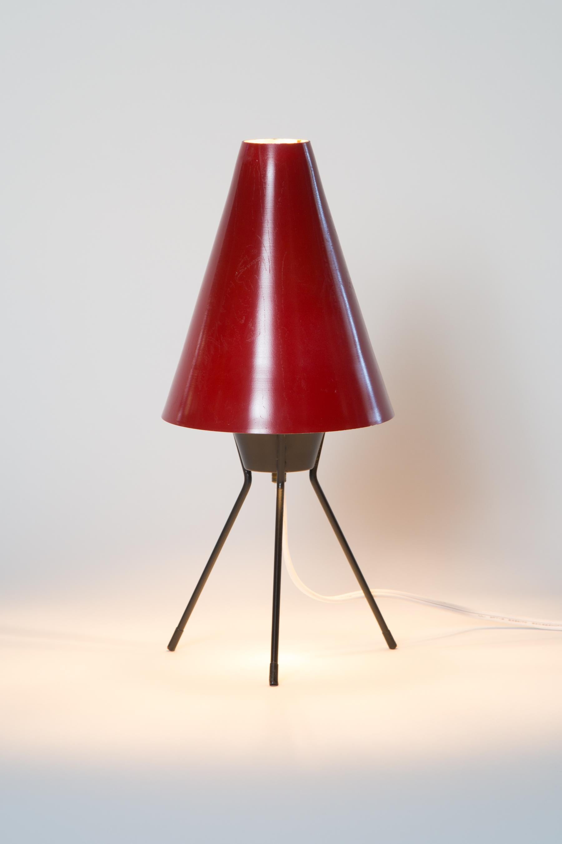 Metal 1960s Red 'Vice Versa' Tripod Table Lamp Attributed to Stilux Milano For Sale