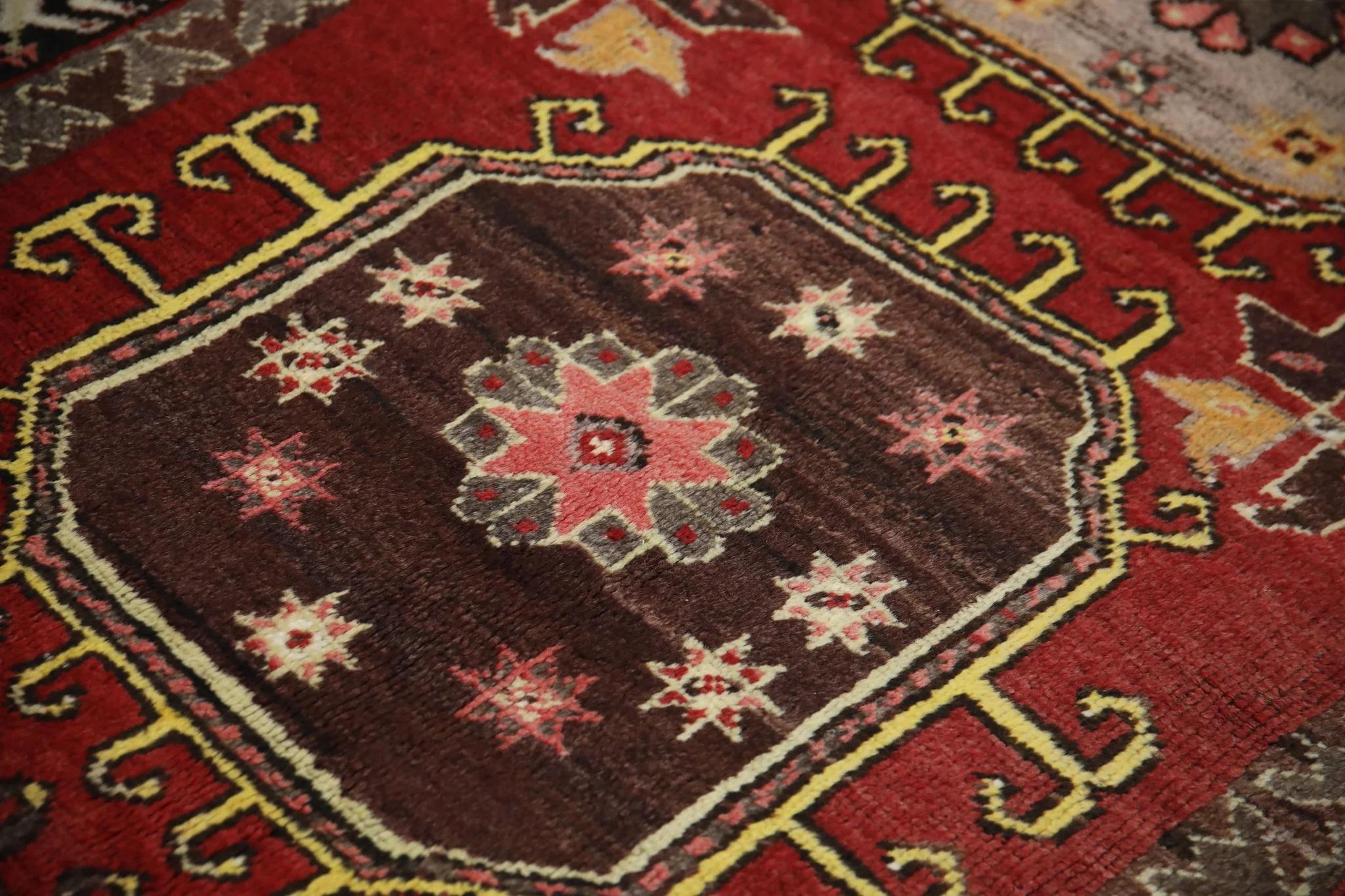 Te presentamos una alfombra turca vintage de lana anudada a mano, única en su especie, cuidadosamente elaborada por hábiles artesanos mediante técnicas tradicionales transmitidas de generación en generación. Esta exquisita alfombra cuenta con una