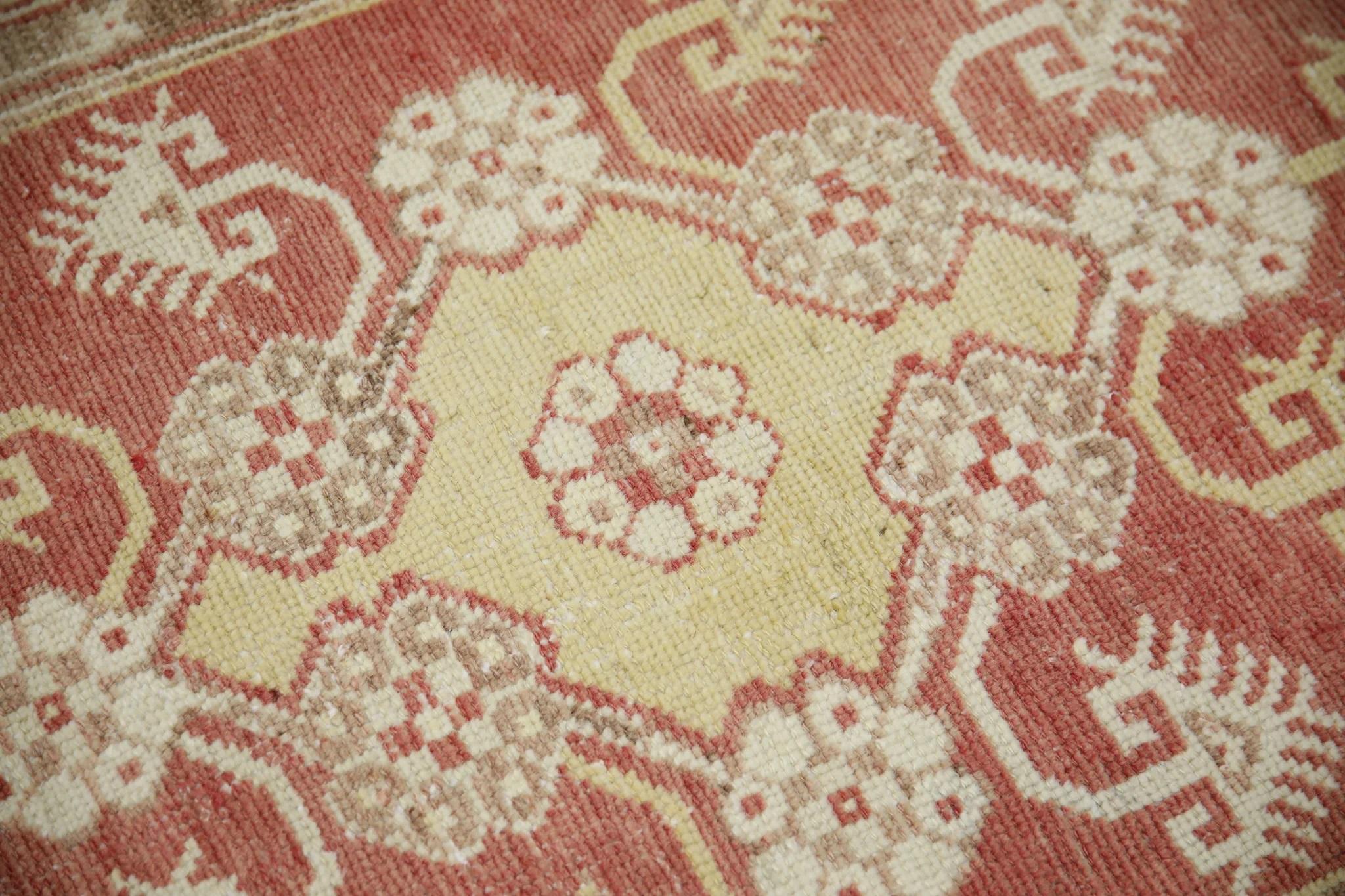 Wir präsentieren einen einzigartigen türkischen Teppich aus handgeknüpfter Wolle, der von geschickten Kunsthandwerkern mit Hilfe traditioneller, über Generationen weitergegebener Techniken sorgfältig hergestellt wird. Dieser exquisite Teppich rühmt