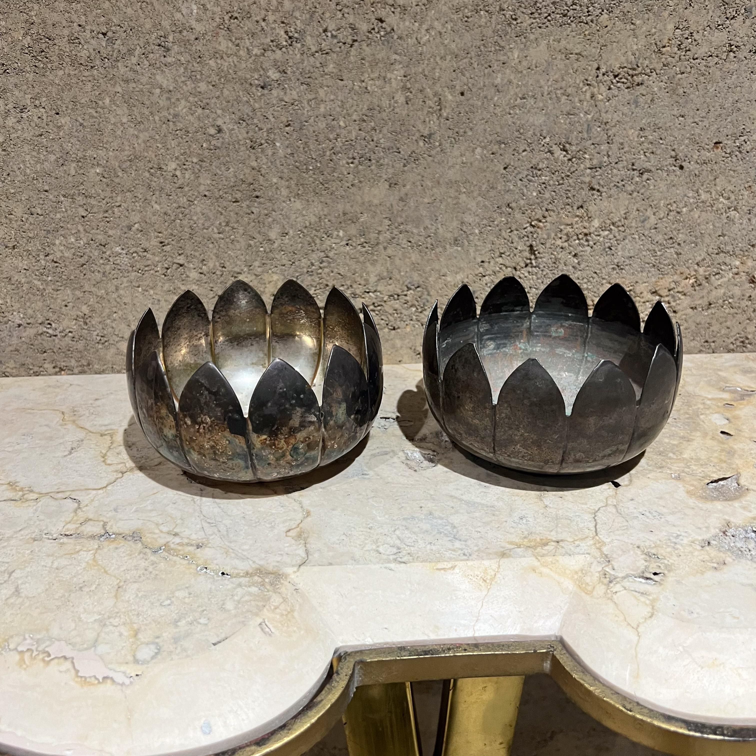 Reed & Barton Fiore di loto Vaso Portacandele
Set di 2
piastra d'argento
2,75 h x 5 di diametro
Originale d'epoca non restaurata
Fai riferimento alle immagini