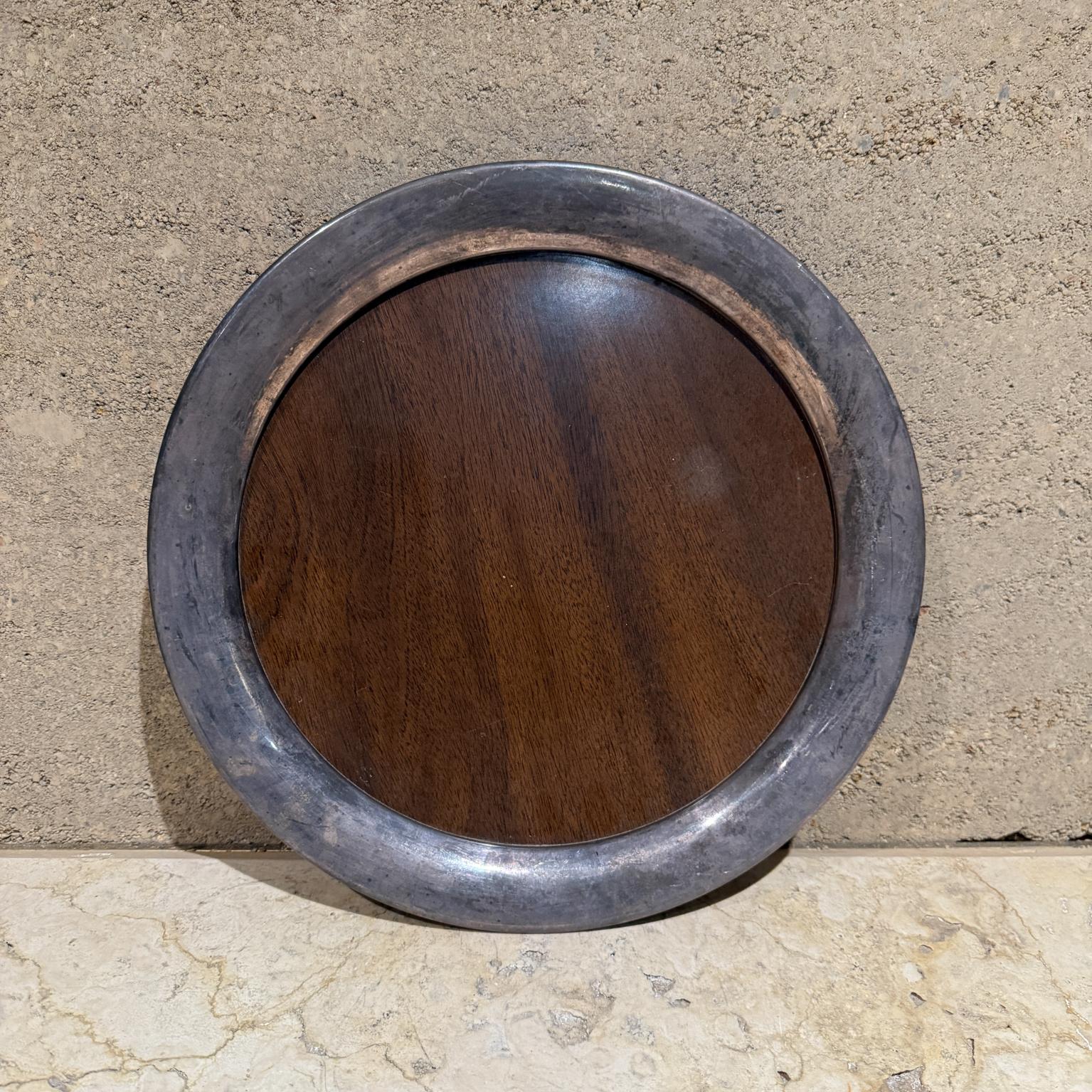 AMBIANIC presenta
1960 Reed & Barton Bandeja de servicio redonda Bar Bebida
formica de madera y chapa de plata
estampado Reed & Barton
1,25 h x 14,5 d
Estado seminuevo vintage sin restaurar
Consulta todas las imágenes para ver el estado