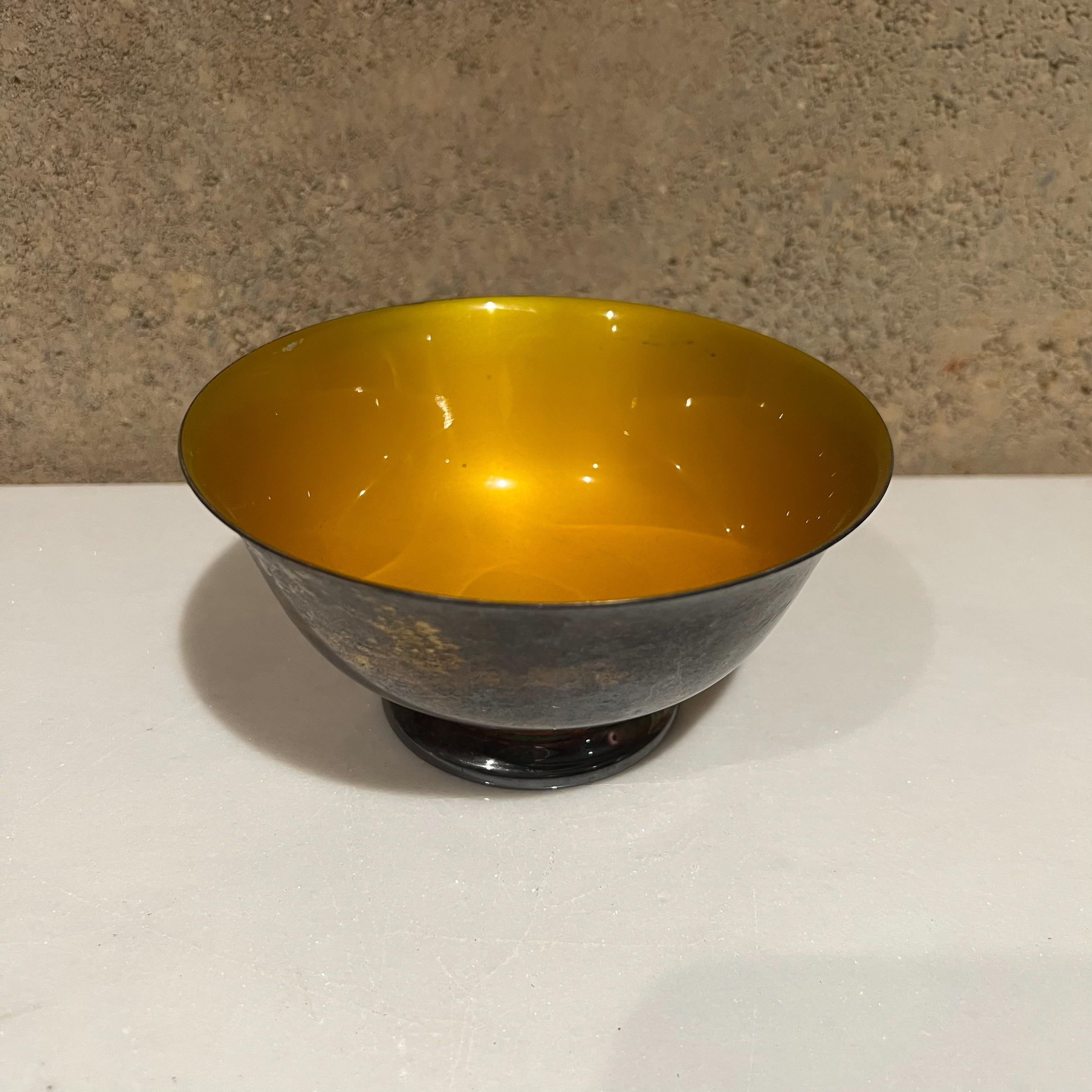 Vintage Yellow Enameled Bowl John Prip
1960s Reed & Barton Modern Golden Yellow Silverplated Enamel Dish 
Footed Bowl 
Maker stamped 102
2.75 x 5.38
Preowned unrestored original vintage, expect vintage tarnish.
See images provided.
