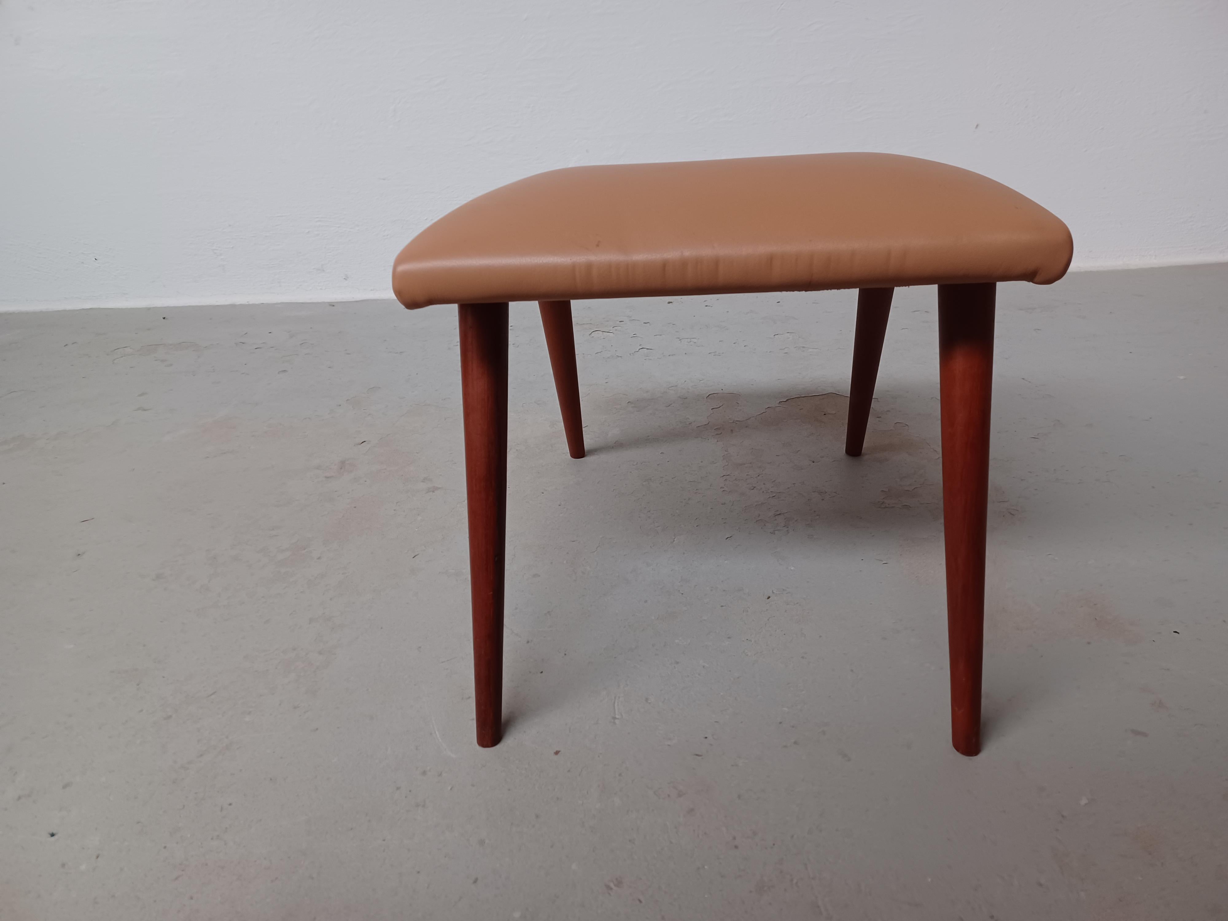 1960's Restored and Refinished Danish Footstool with Leather Upholtery In Good Condition For Sale In Knebel, DK
