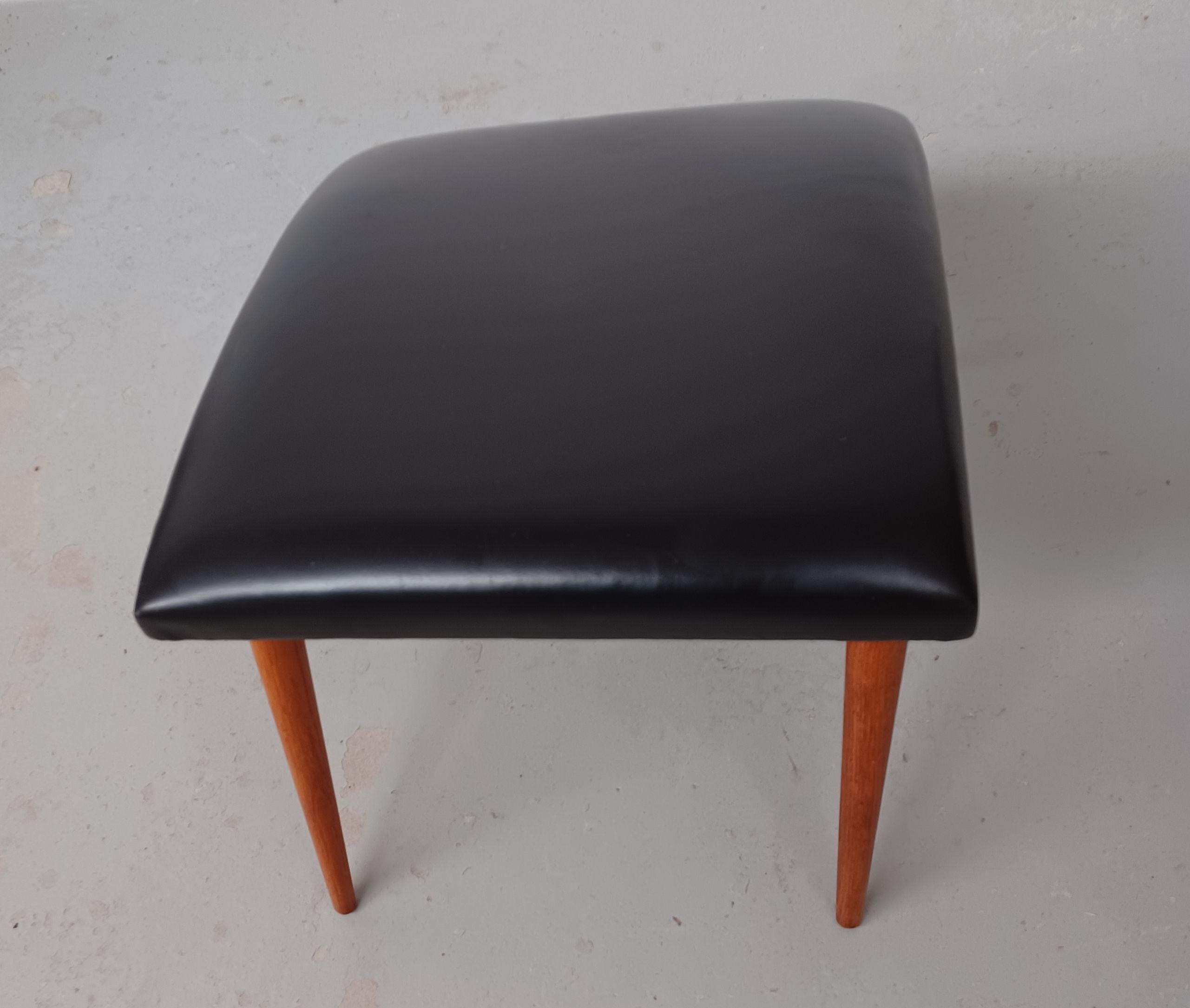 1960's, Refinished Danish Footstool with Leather Upholtery In Good Condition For Sale In Knebel, DK