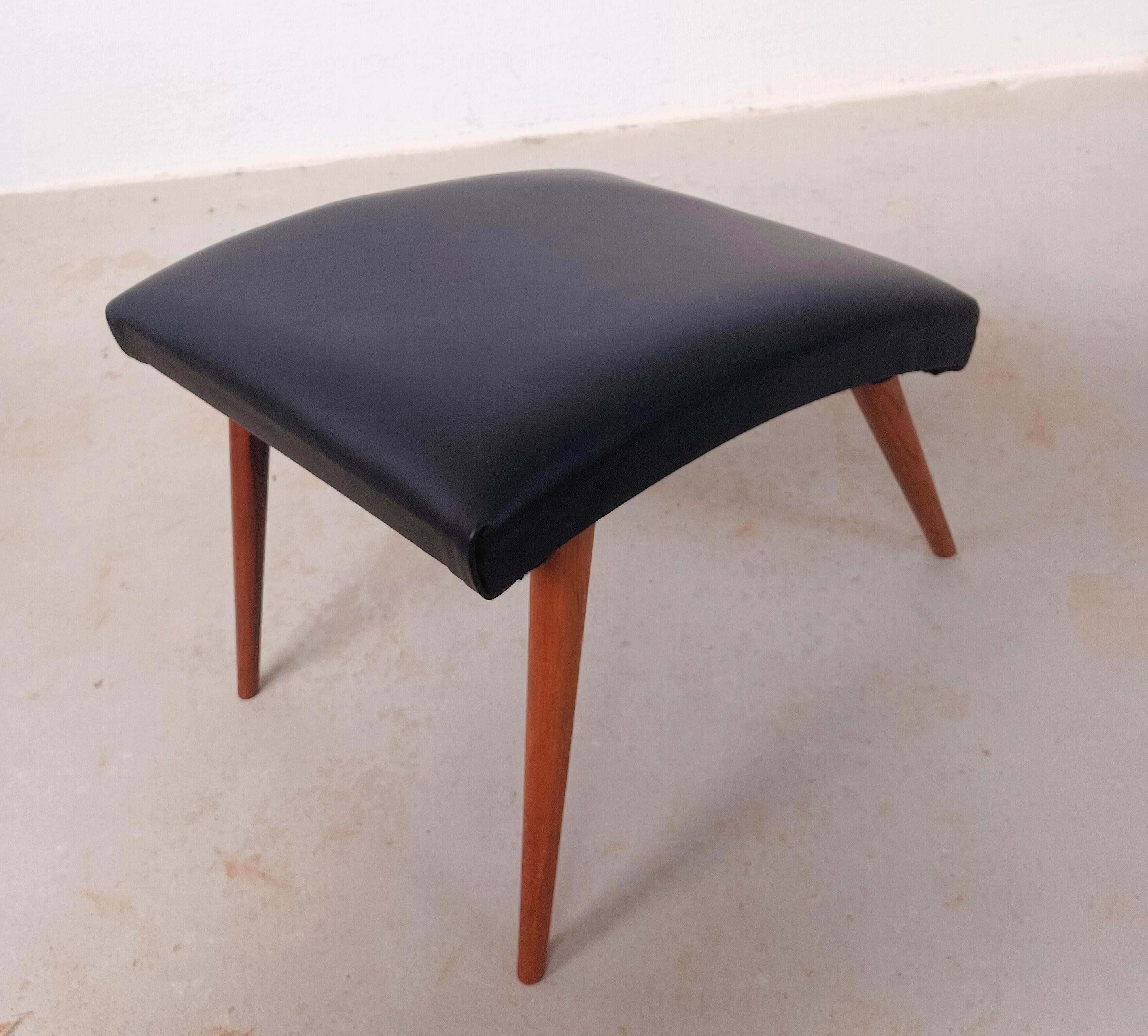 Reposapiés de roble danés de los años 60 con tapicería de cuero.

Reposapiés danés de esbelto diseño moderno escandinavo, minimalista y avanzado, que combina líneas rectas y sencillas con un asiento y patas de curvas orgánicas.

El reposapiés ha