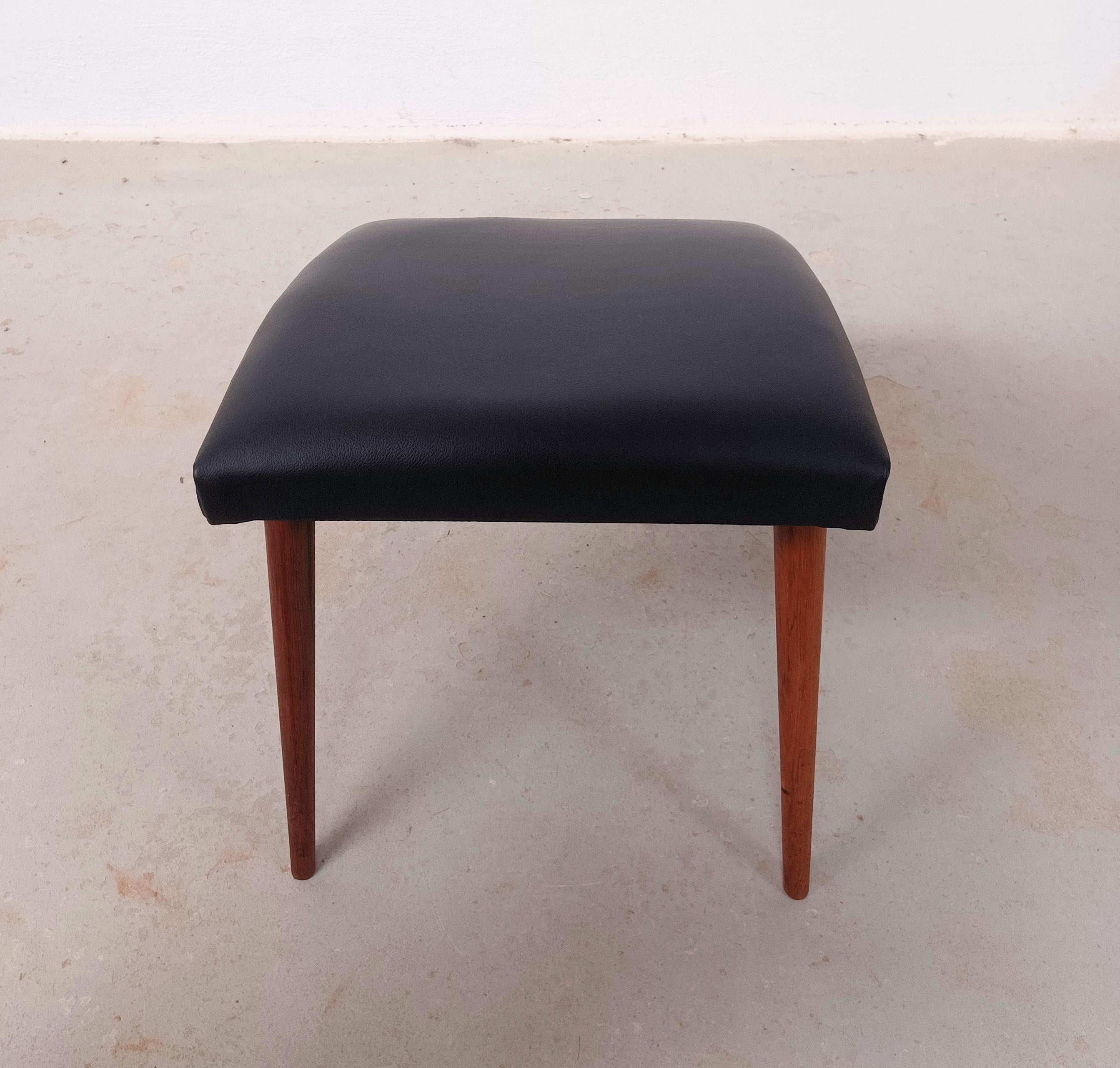 1960's, Refinado Escabel de Roble Danés con Tapicería de Cuero Escandinavo moderno en venta