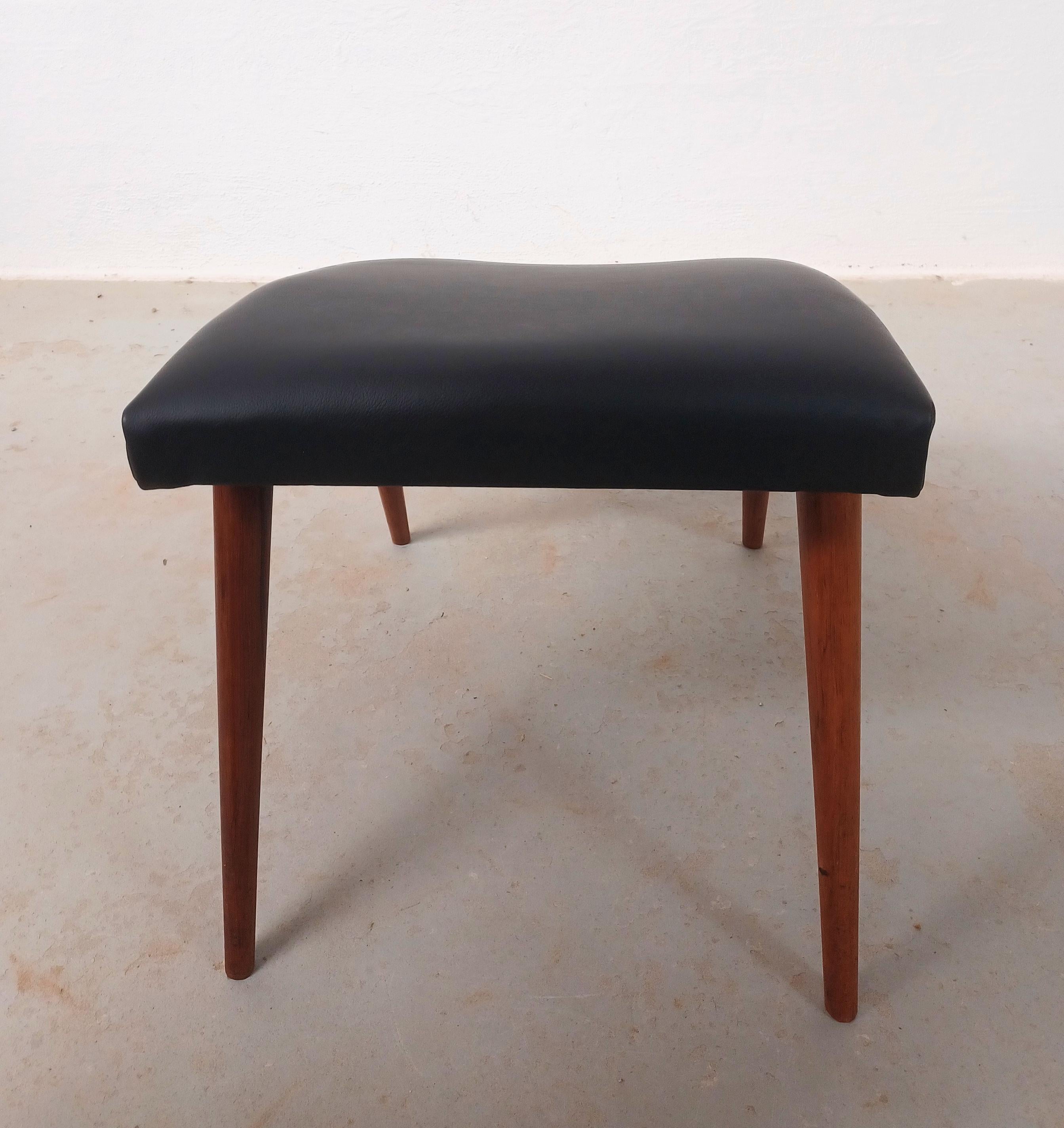 1960's, Refinado Escabel de Roble Danés con Tapicería de Cuero en Bueno estado para la venta en Knebel, DK