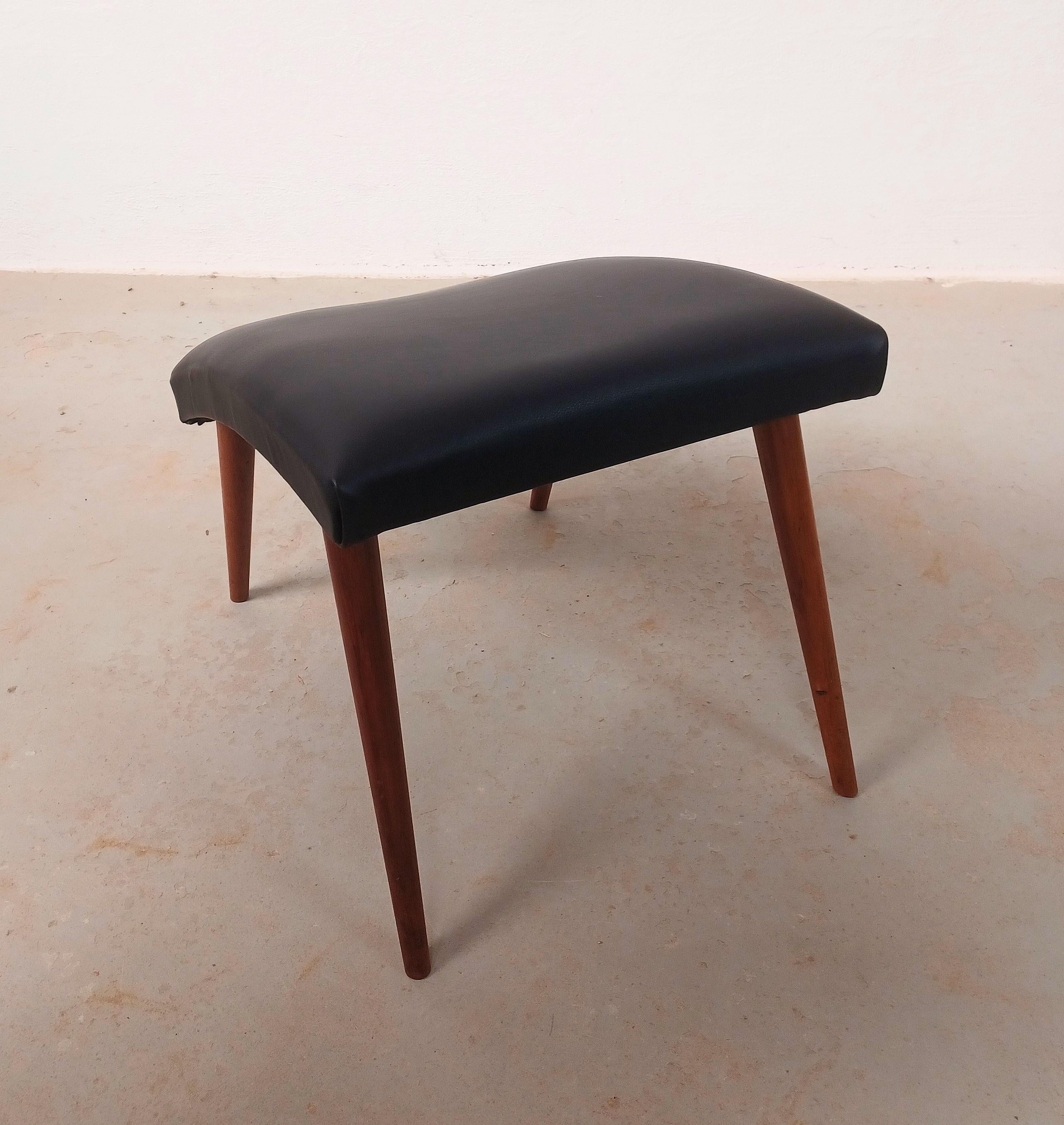 1960's, Refinado Escabel de Roble Danés con Tapicería de Cuero mediados del siglo XX en venta