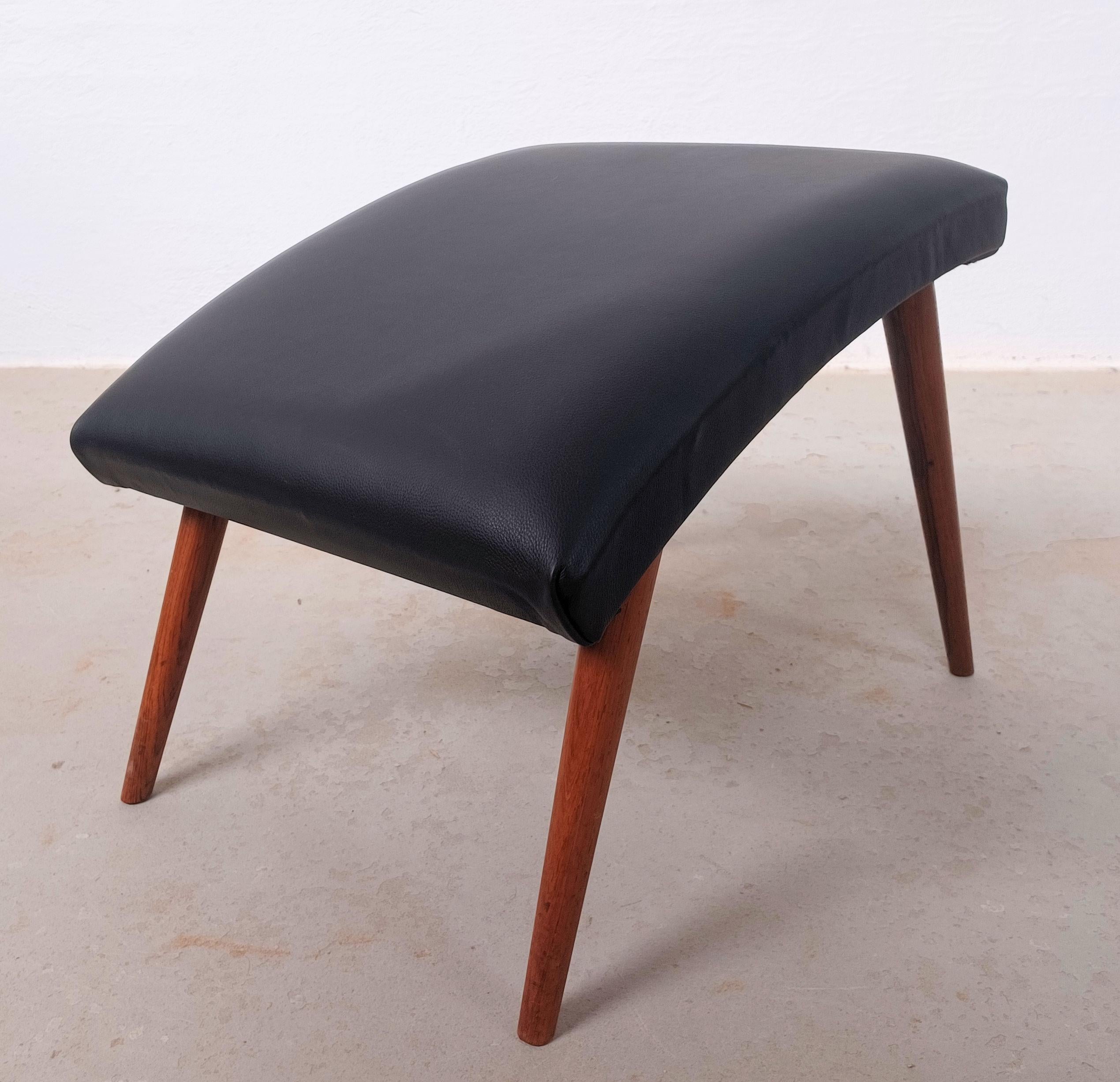 1960's, Refinado Escabel de Roble Danés con Tapicería de Cuero en venta 2