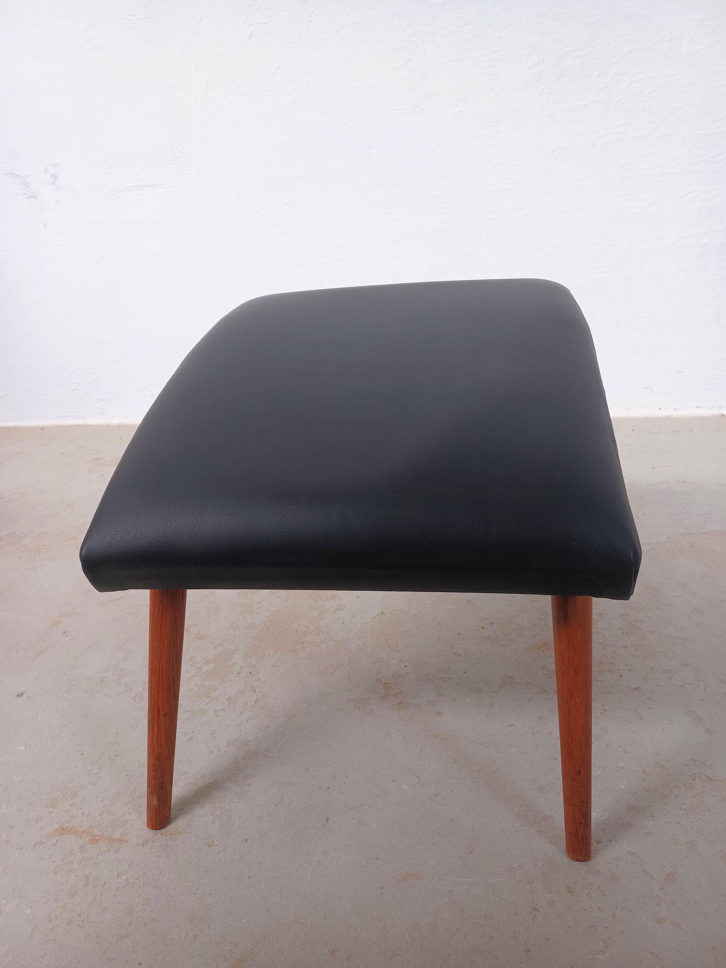 1960's, Refinado Escabel de Roble Danés con Tapicería de Cuero en venta 3