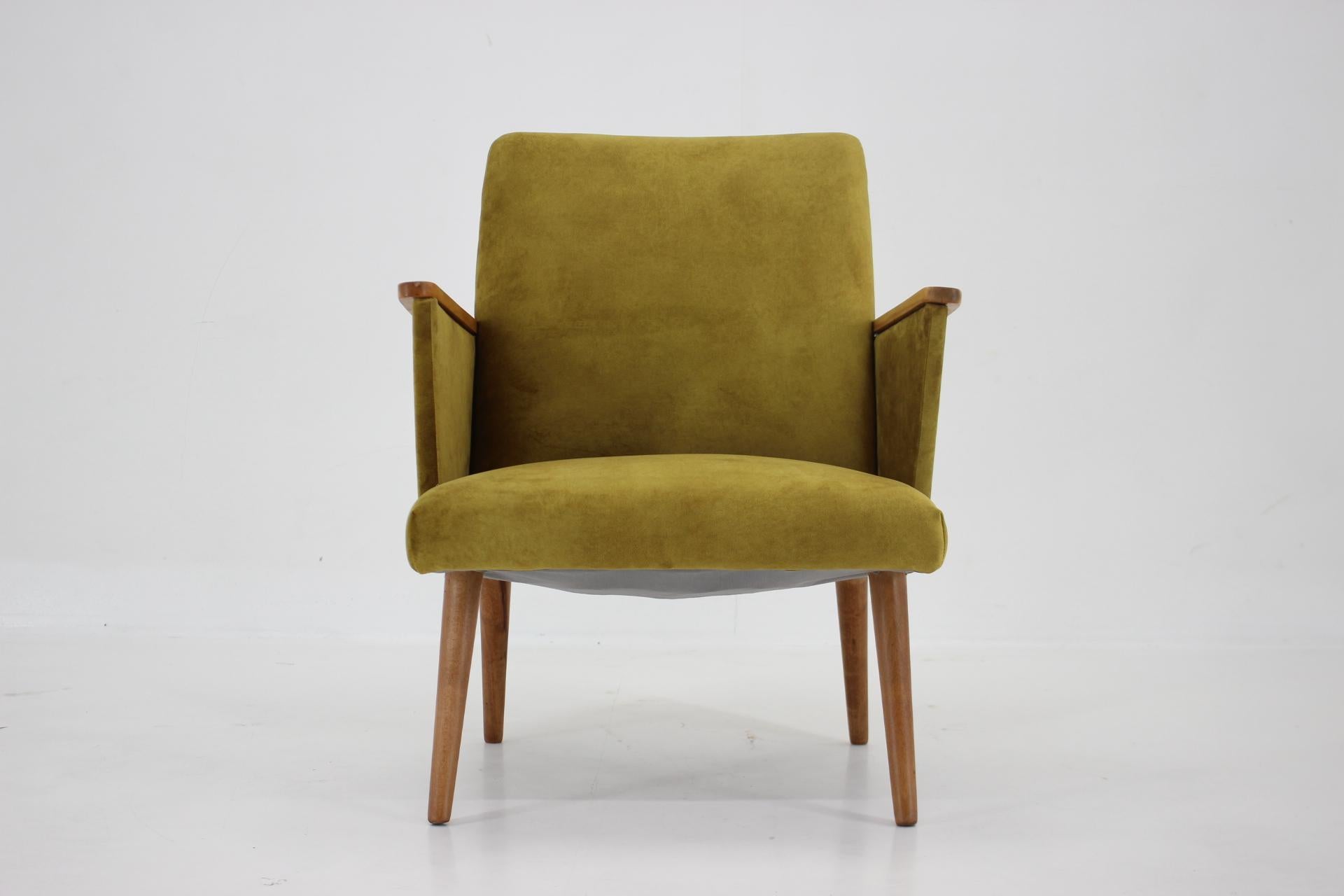 1960s Refurbished Beech Armchair, Czechoslovakia In Good Condition For Sale In Praha, CZ