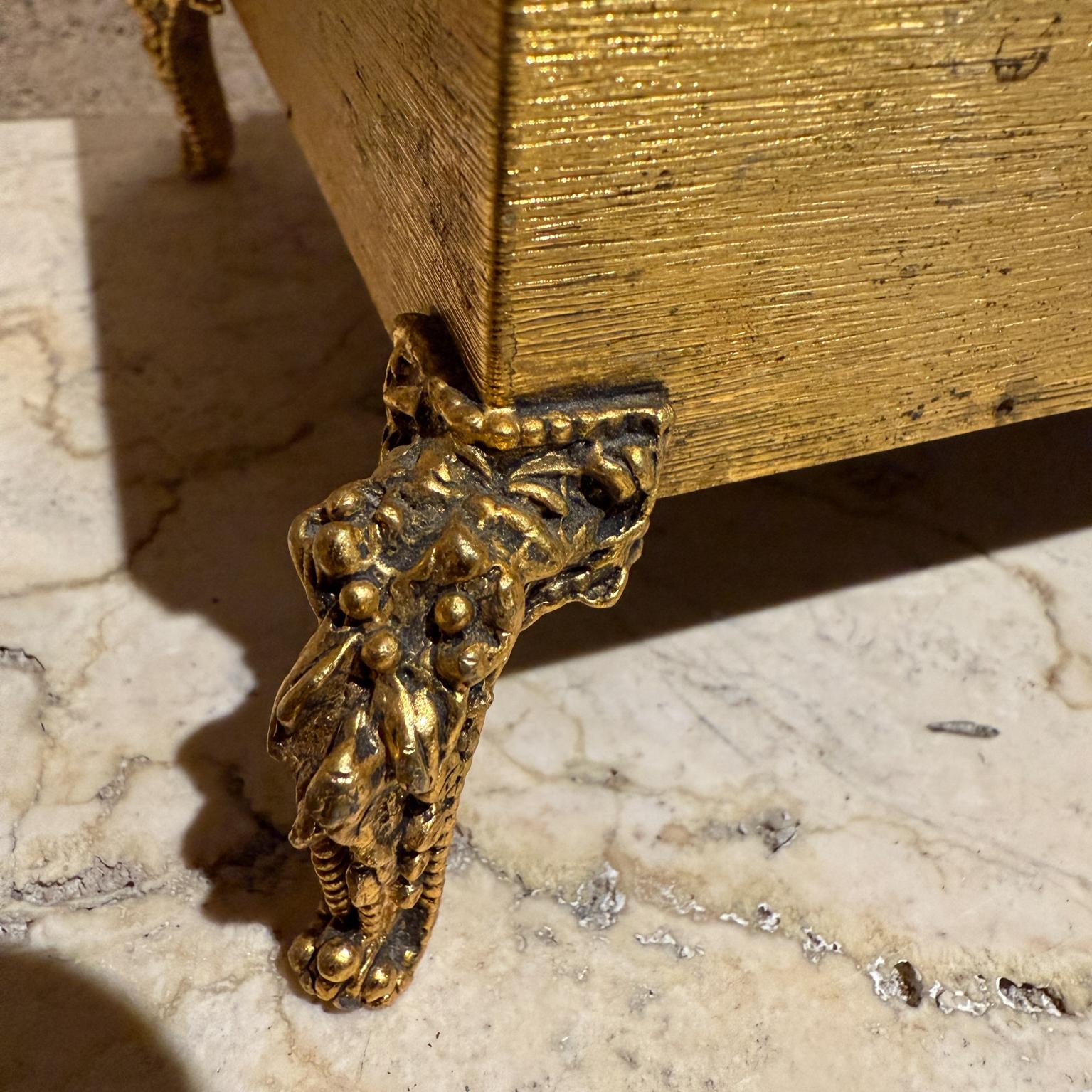 Portafazzoletti in ottone per vanità in oro del 1960 in vendita 3