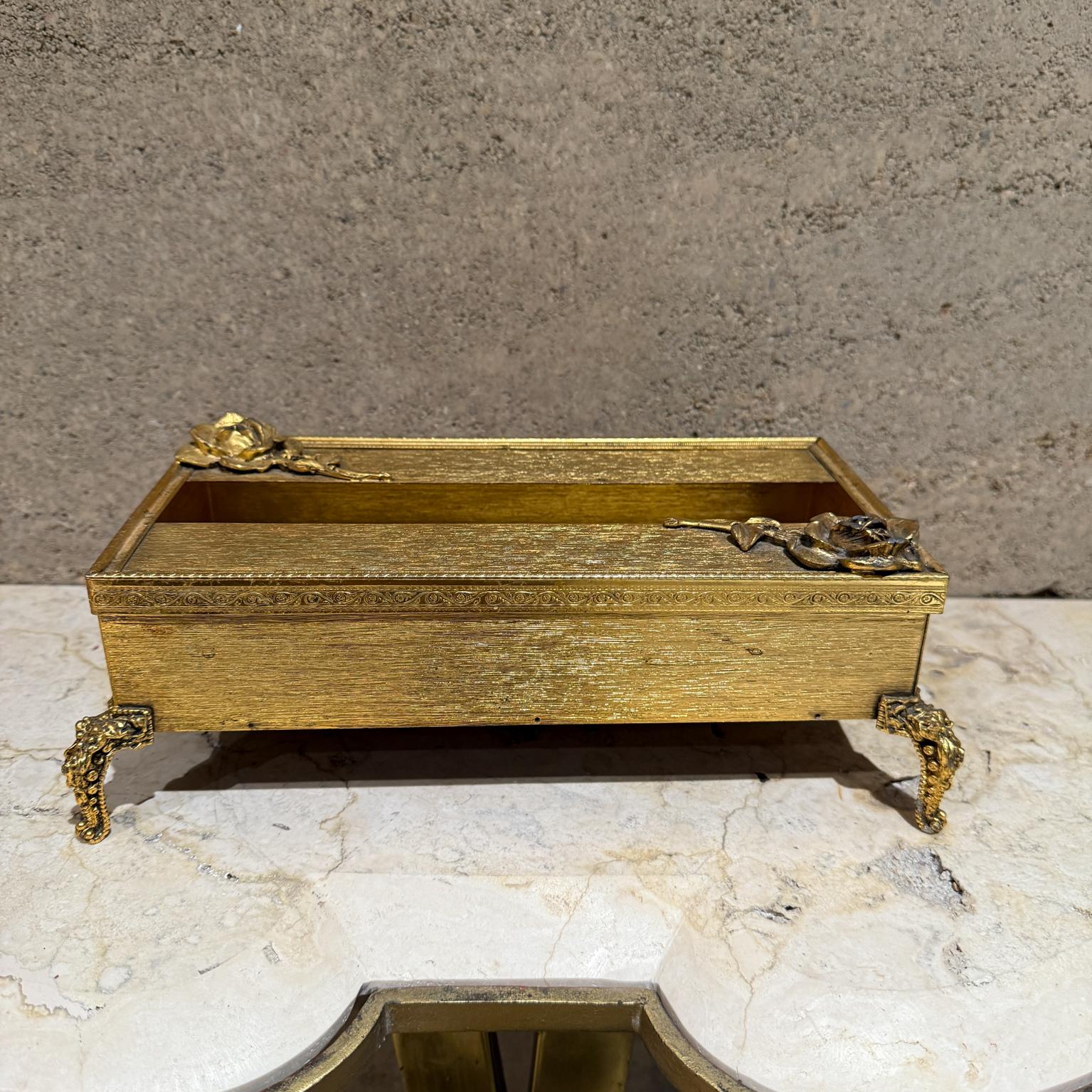 AMBIANIC presenta
Portafazzoletti in ottone oro Vanity Box
La scatola rettangolare presenta dettagli floreali decorati e gambe decorative. 
11,38 x 6,25 l x 4 h.
Condizione di usato originale d'epoca
Fai riferimento alle immagini