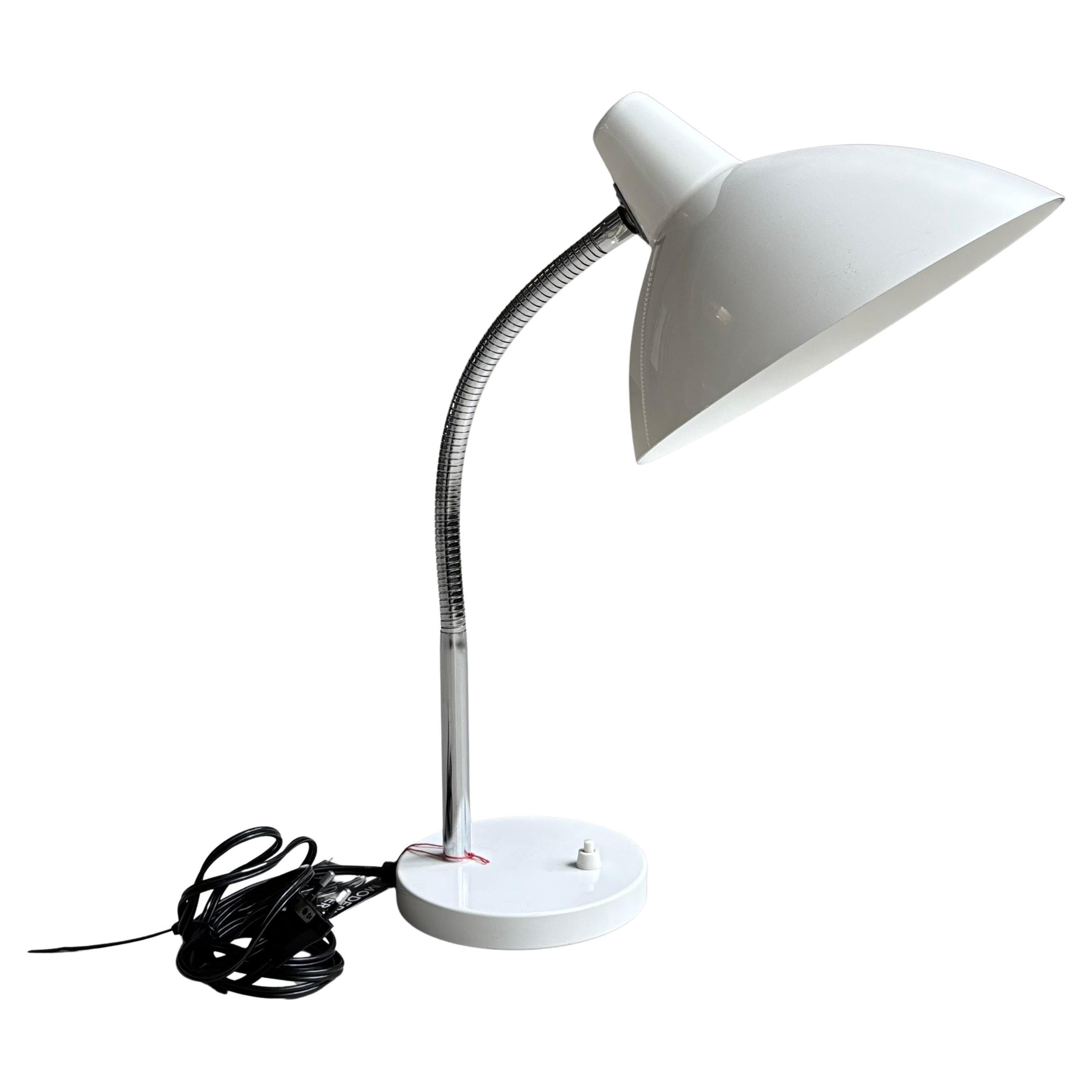 Elegante lampada da tavolo e da scrivania Regent degli anni '60. Collo cromato regolabile e base in metallo con interruttore on/off. Max 70W. Riflettore e base bianco lucido. Nello stile di Alfred Müller.
Design/One: Regent, Svizzera
Prodotto:
