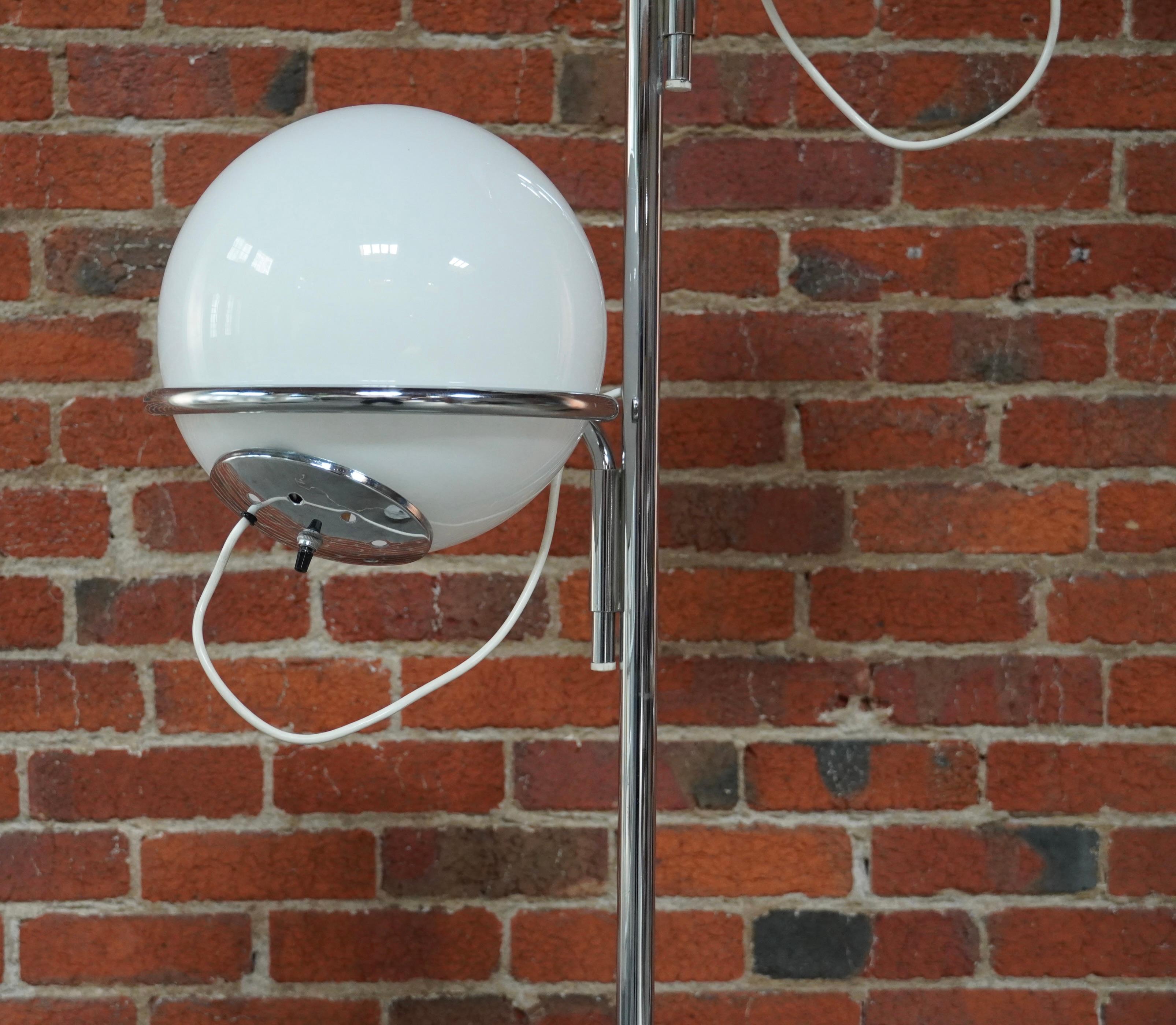 1960 Reggiani Italian Design 2 Globe Floor Lamp in Marble, Glass and Chrome (Lampadaire en marbre, verre et chrome) 3
