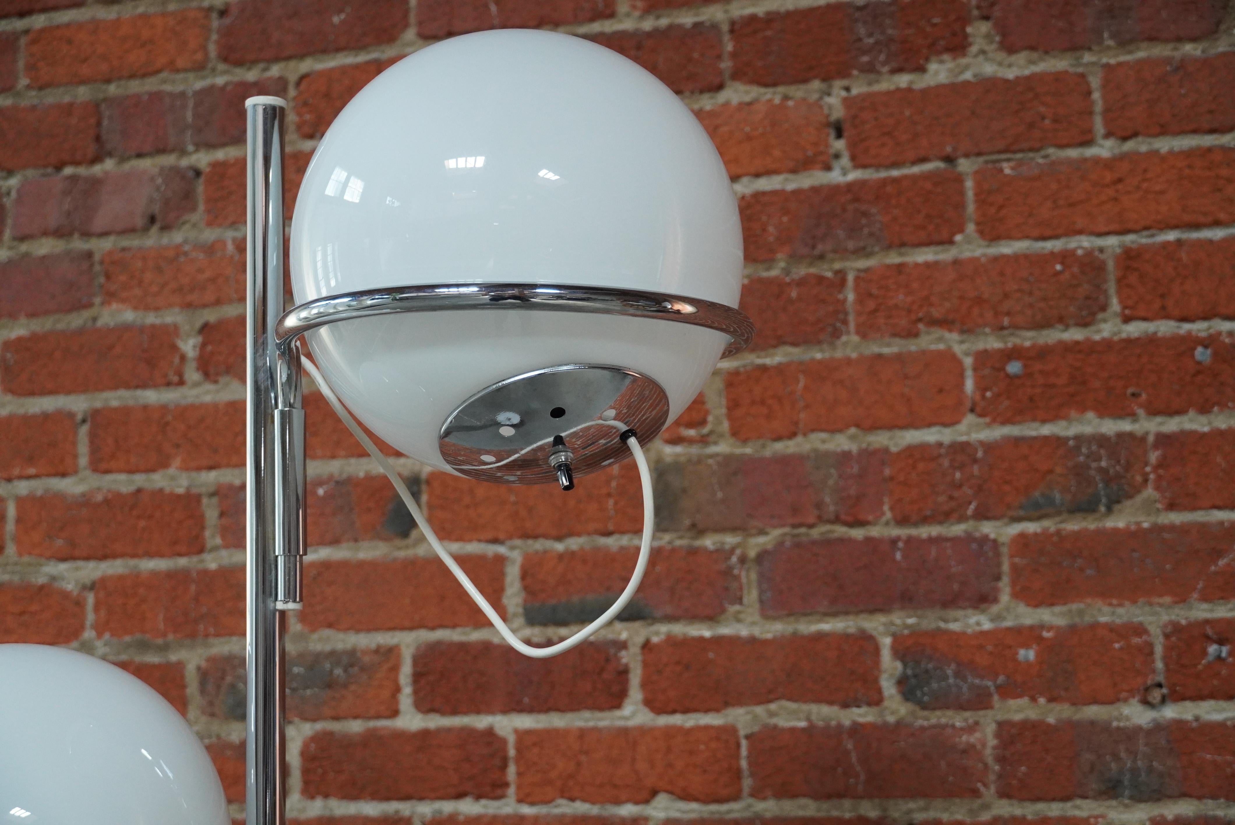 1960 Reggiani Italian Design 2 Globe Floor Lamp in Marble, Glass and Chrome (Lampadaire en marbre, verre et chrome) 4