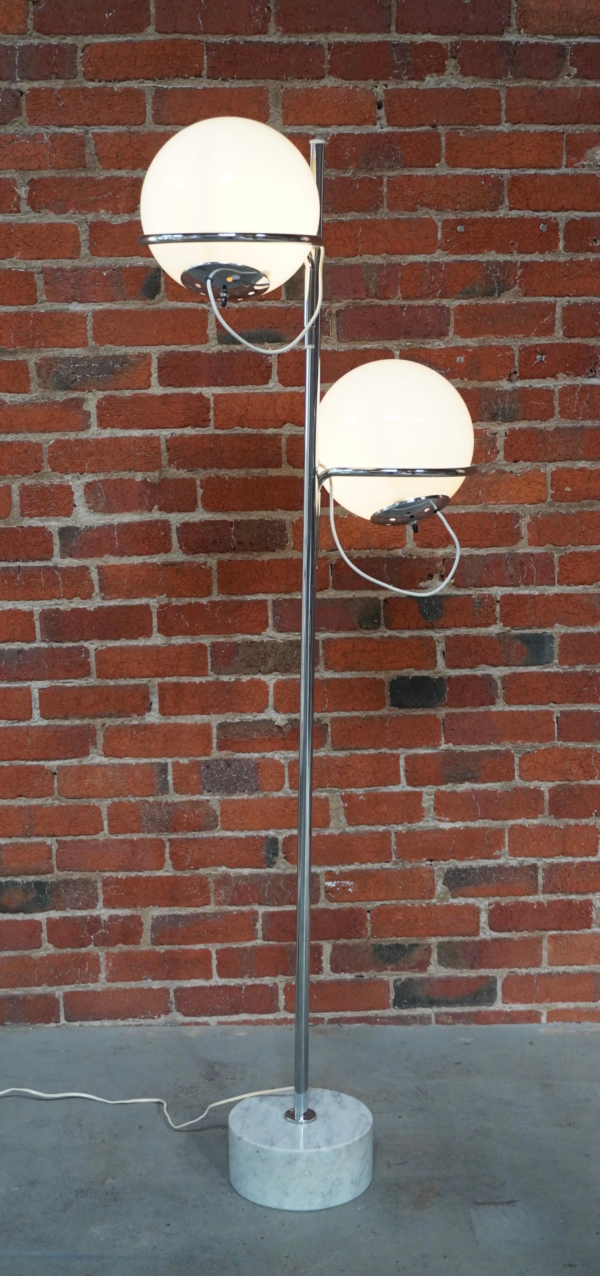Mid-Century Modern 1960 Reggiani Italian Design 2 Globe Floor Lamp in Marble, Glass and Chrome (Lampadaire en marbre, verre et chrome)