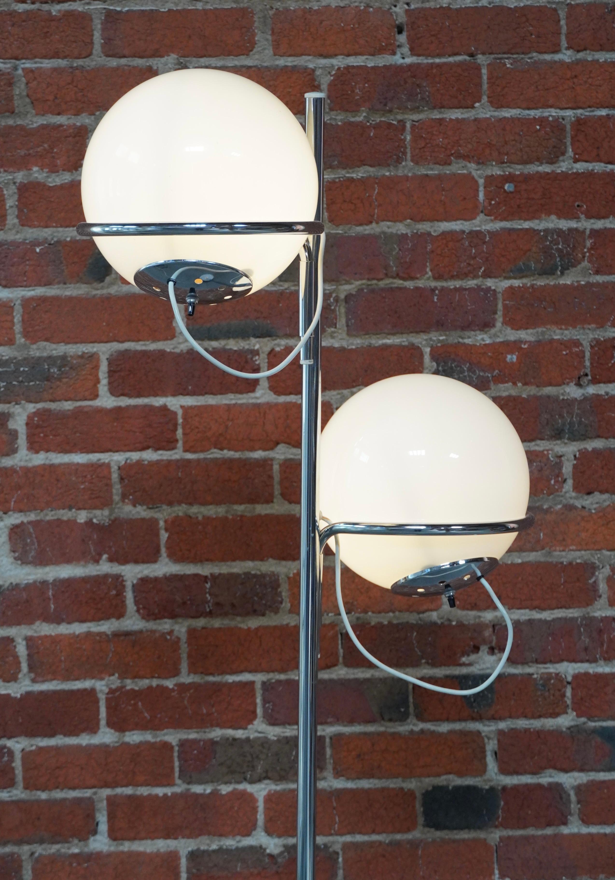 italien 1960 Reggiani Italian Design 2 Globe Floor Lamp in Marble, Glass and Chrome (Lampadaire en marbre, verre et chrome)