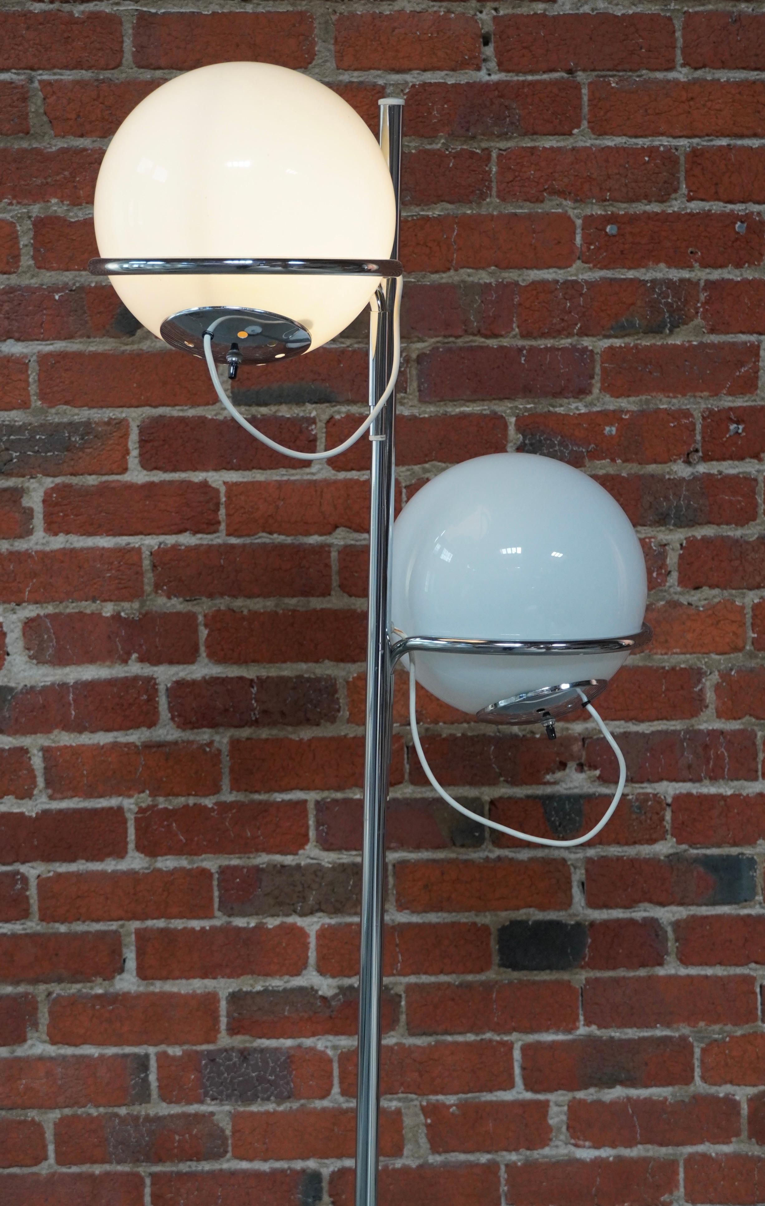 Fait main 1960 Reggiani Italian Design 2 Globe Floor Lamp in Marble, Glass and Chrome (Lampadaire en marbre, verre et chrome)