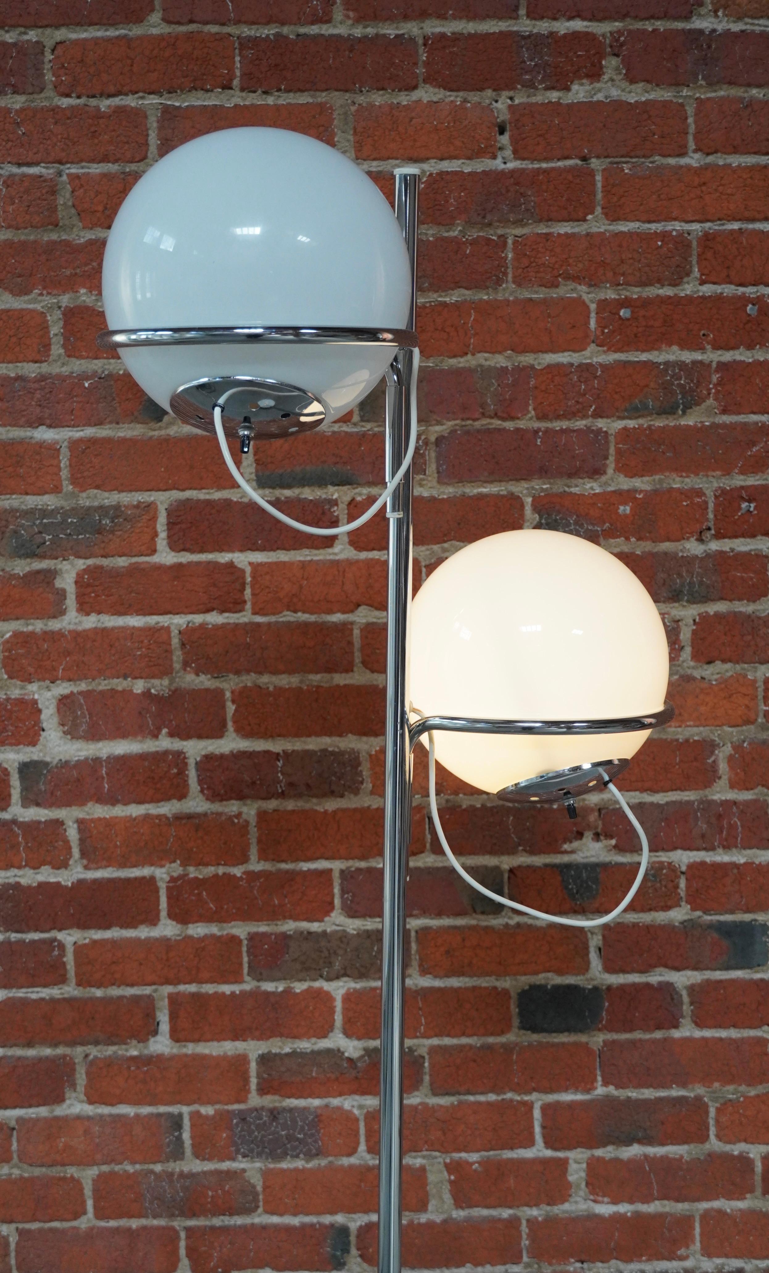 1960 Reggiani Italian Design 2 Globe Floor Lamp in Marble, Glass and Chrome (Lampadaire en marbre, verre et chrome) Bon état à Oakland, CA