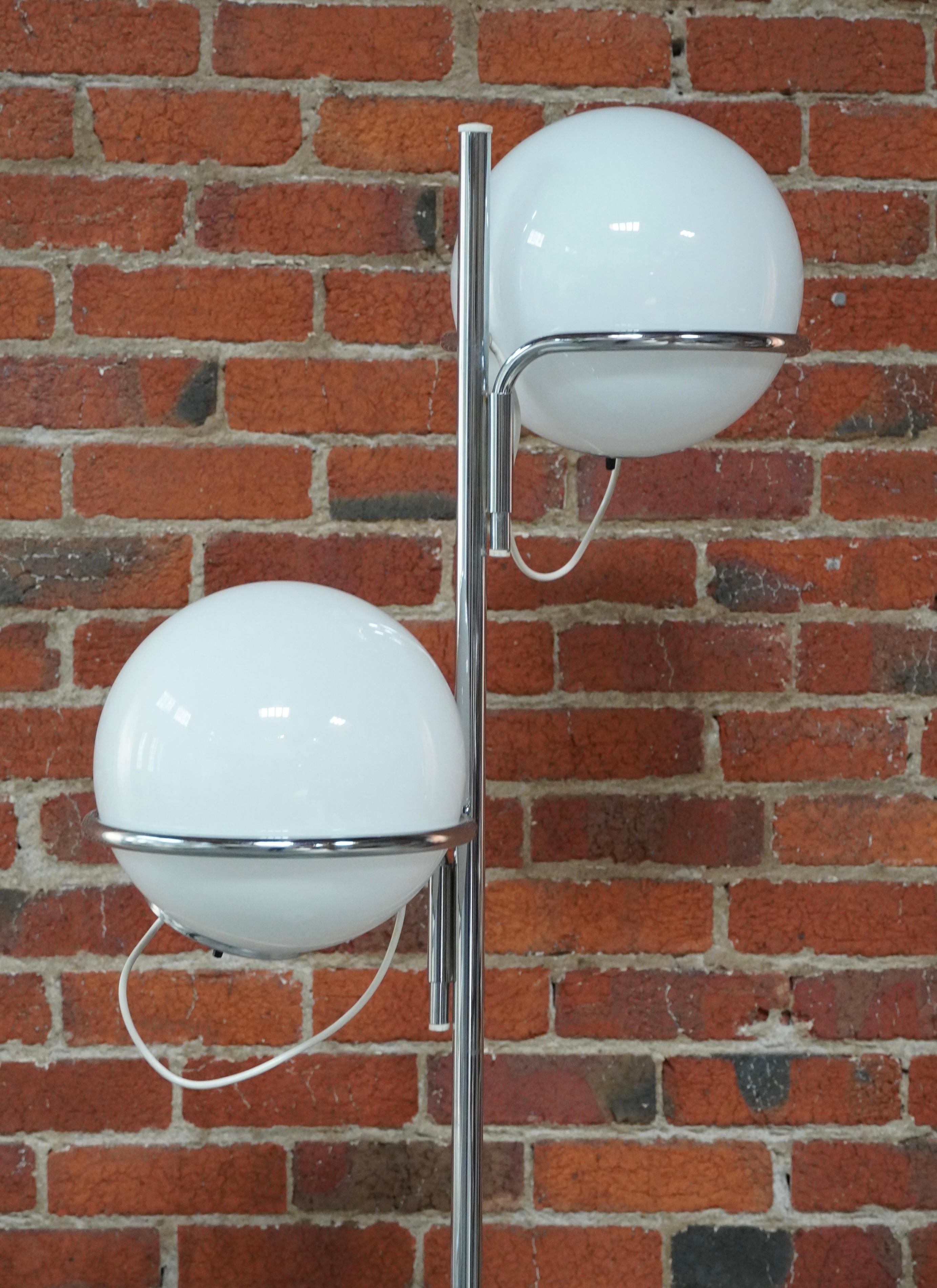 Milieu du XXe siècle 1960 Reggiani Italian Design 2 Globe Floor Lamp in Marble, Glass and Chrome (Lampadaire en marbre, verre et chrome)