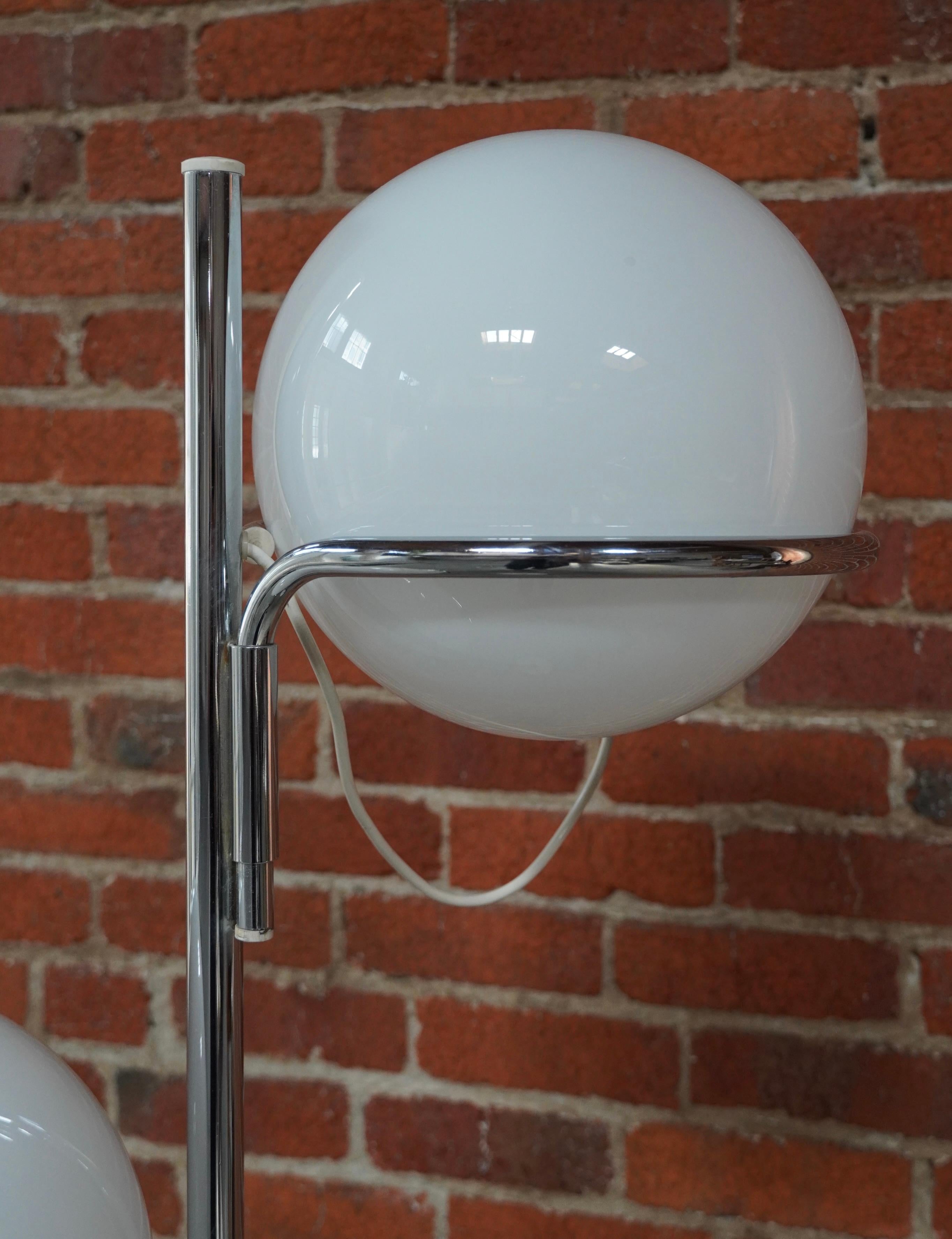 Verre 1960 Reggiani Italian Design 2 Globe Floor Lamp in Marble, Glass and Chrome (Lampadaire en marbre, verre et chrome)