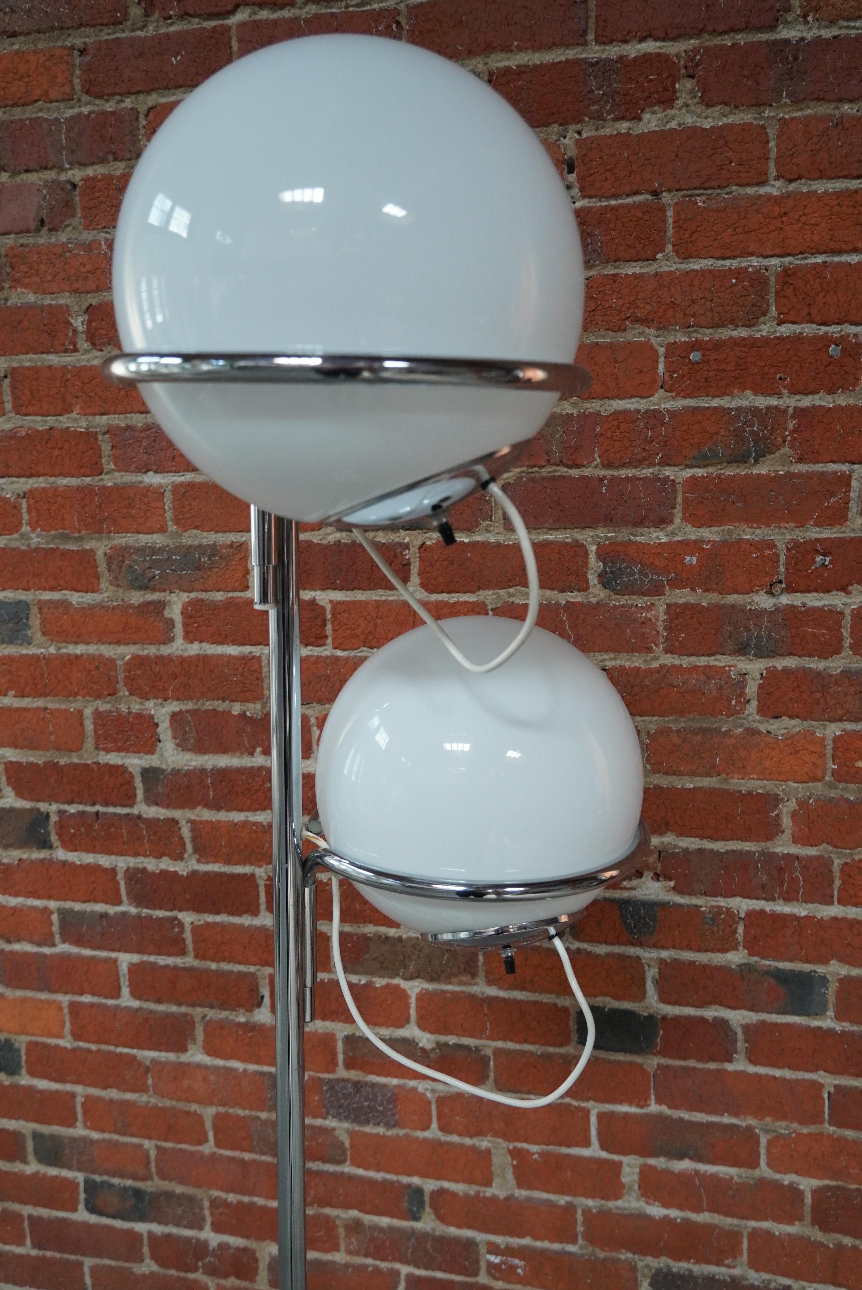 1960 Reggiani Italian Design 2 Globe Floor Lamp in Marble, Glass and Chrome (Lampadaire en marbre, verre et chrome) 1