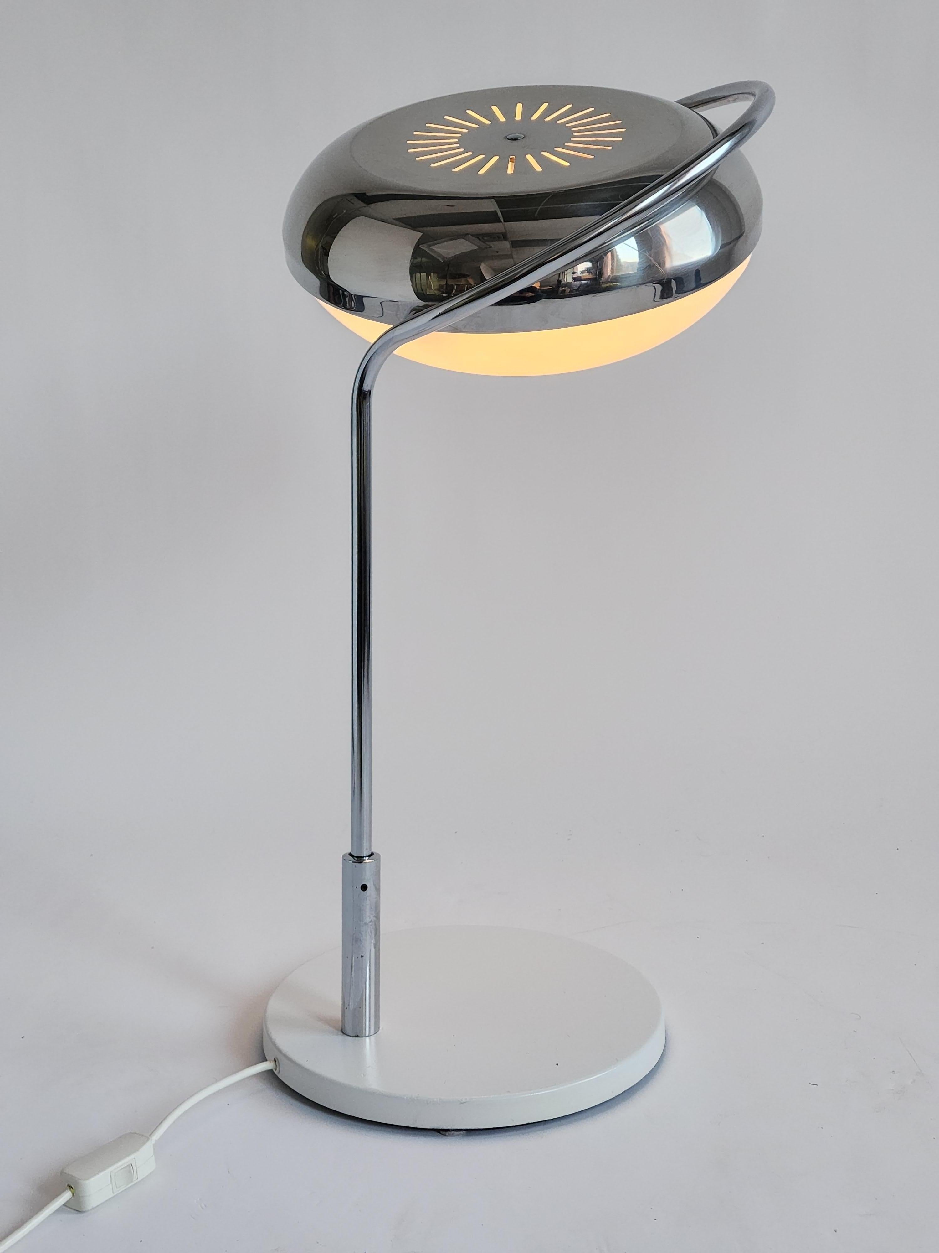 1960er Reggiani Massive 360-Grad-Tischlampe mit Flipping-Schirm , Italien (Italienisch) im Angebot