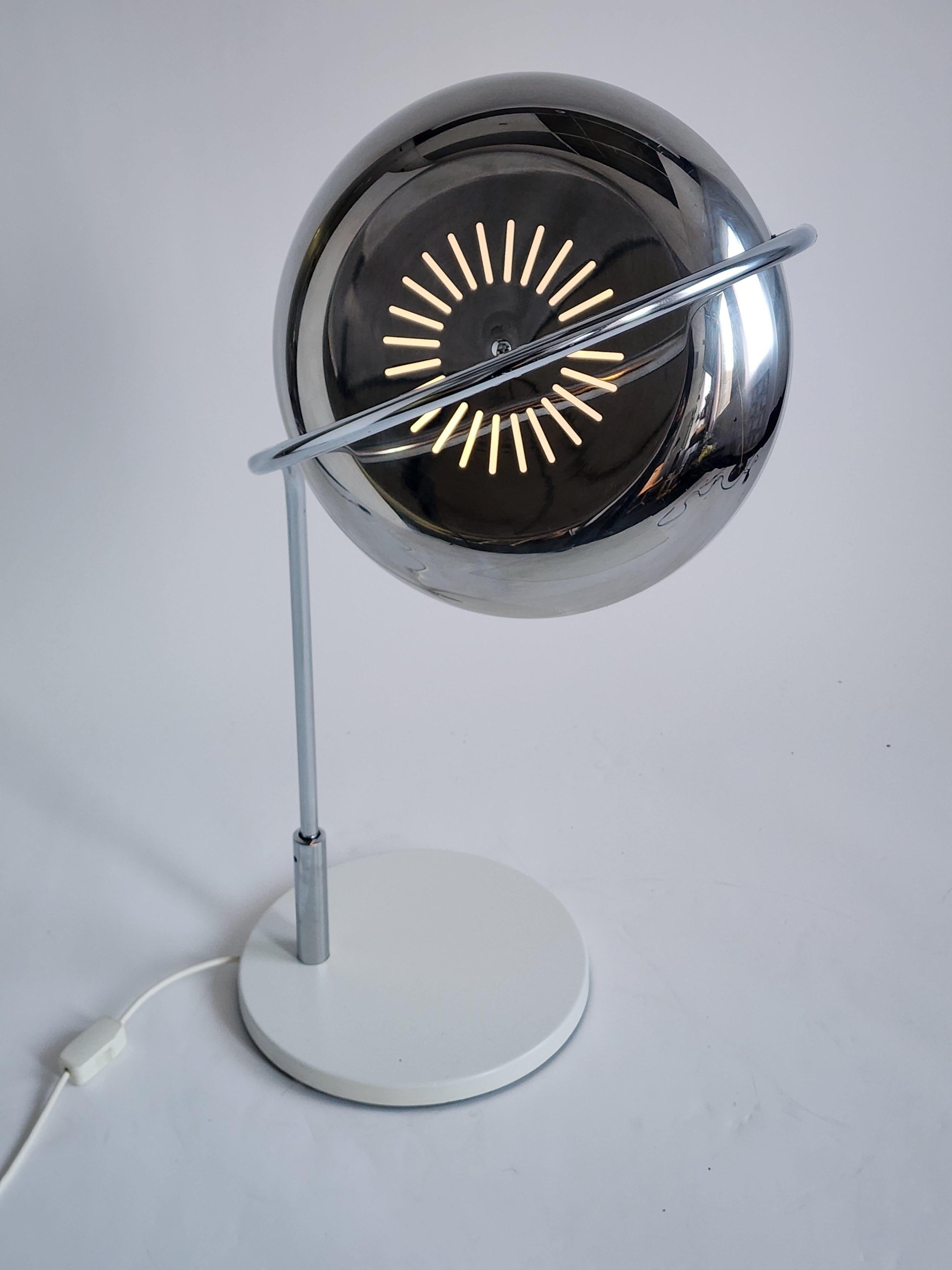 1960s Reggiani Massive 360 degree Flipping Shade Table Lamp , Italy In Good Condition For Sale In St- Leonard, Quebec