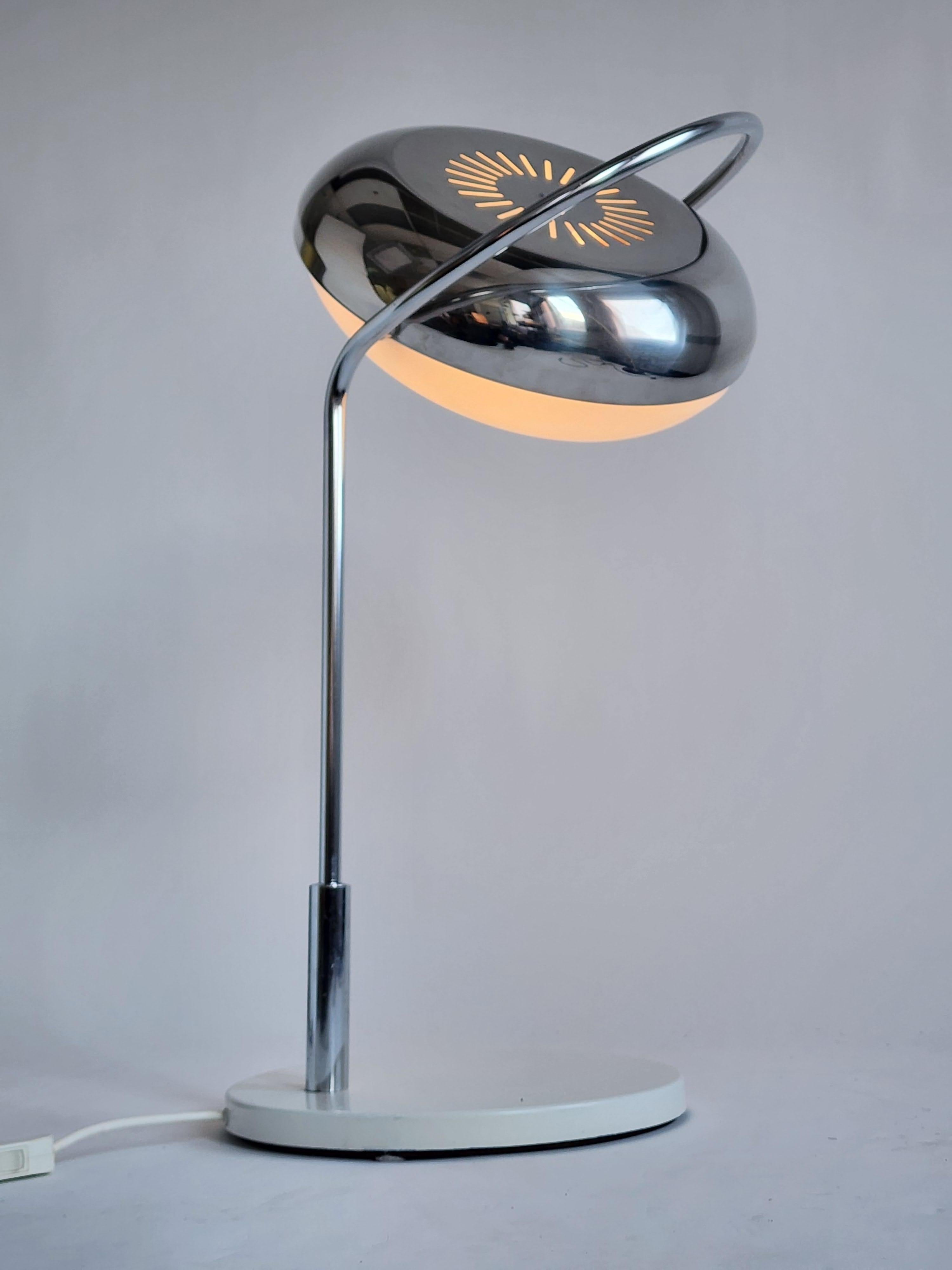 Acier Reggiani Grande lampe de bureau à abat-jour pivotant à 360 degrés des années 1960, Italie en vente